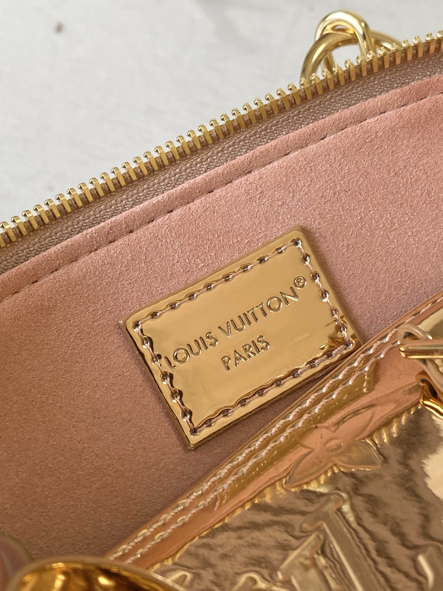 Bagsaaa L0vis Vvtt0n Alma BB handbag in a metallic copper finish gold - 23.5cm