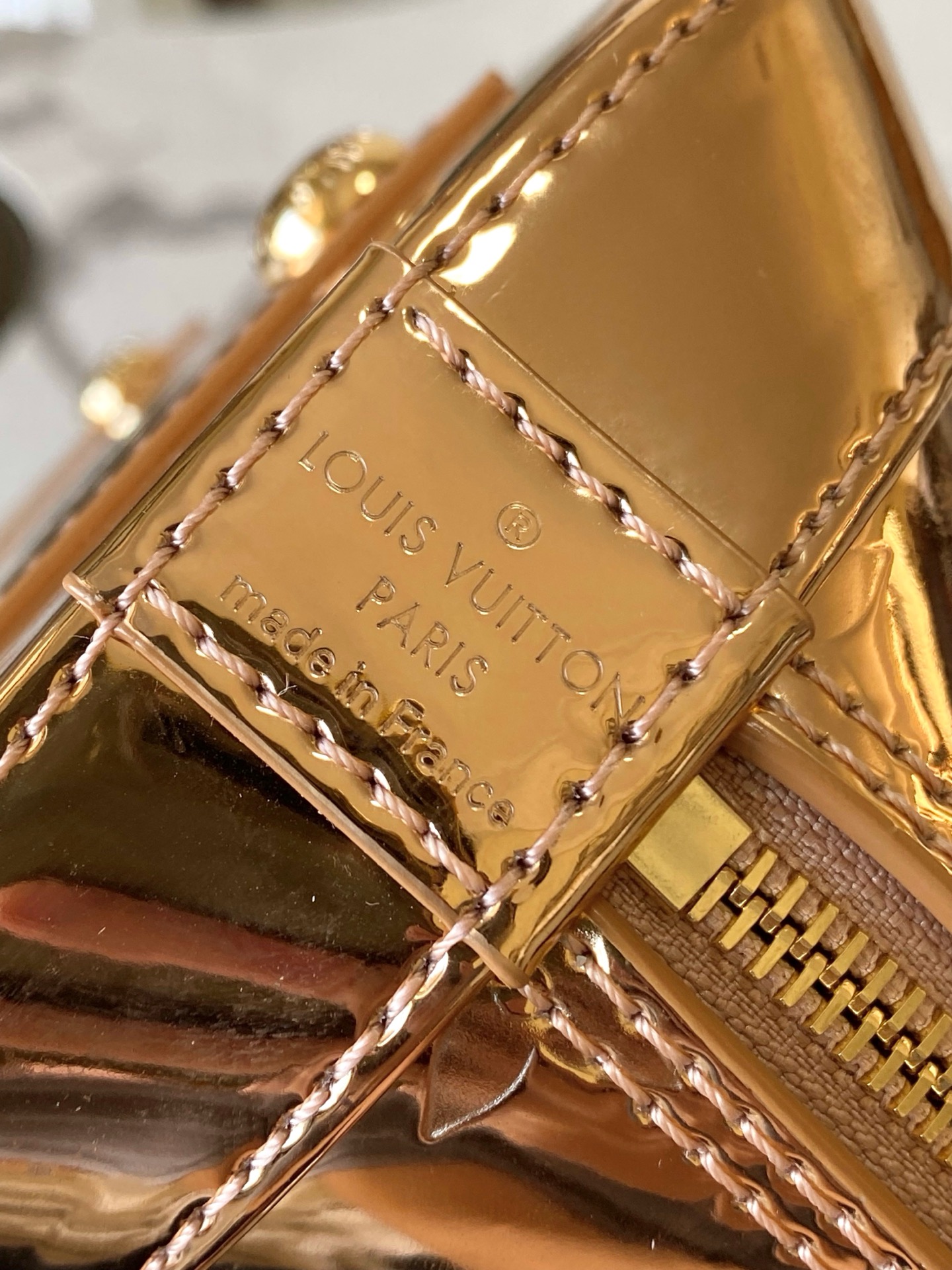 Bagsaaa L0vis Vvtt0n Alma BB handbag in a metallic copper finish gold - 23.5cm