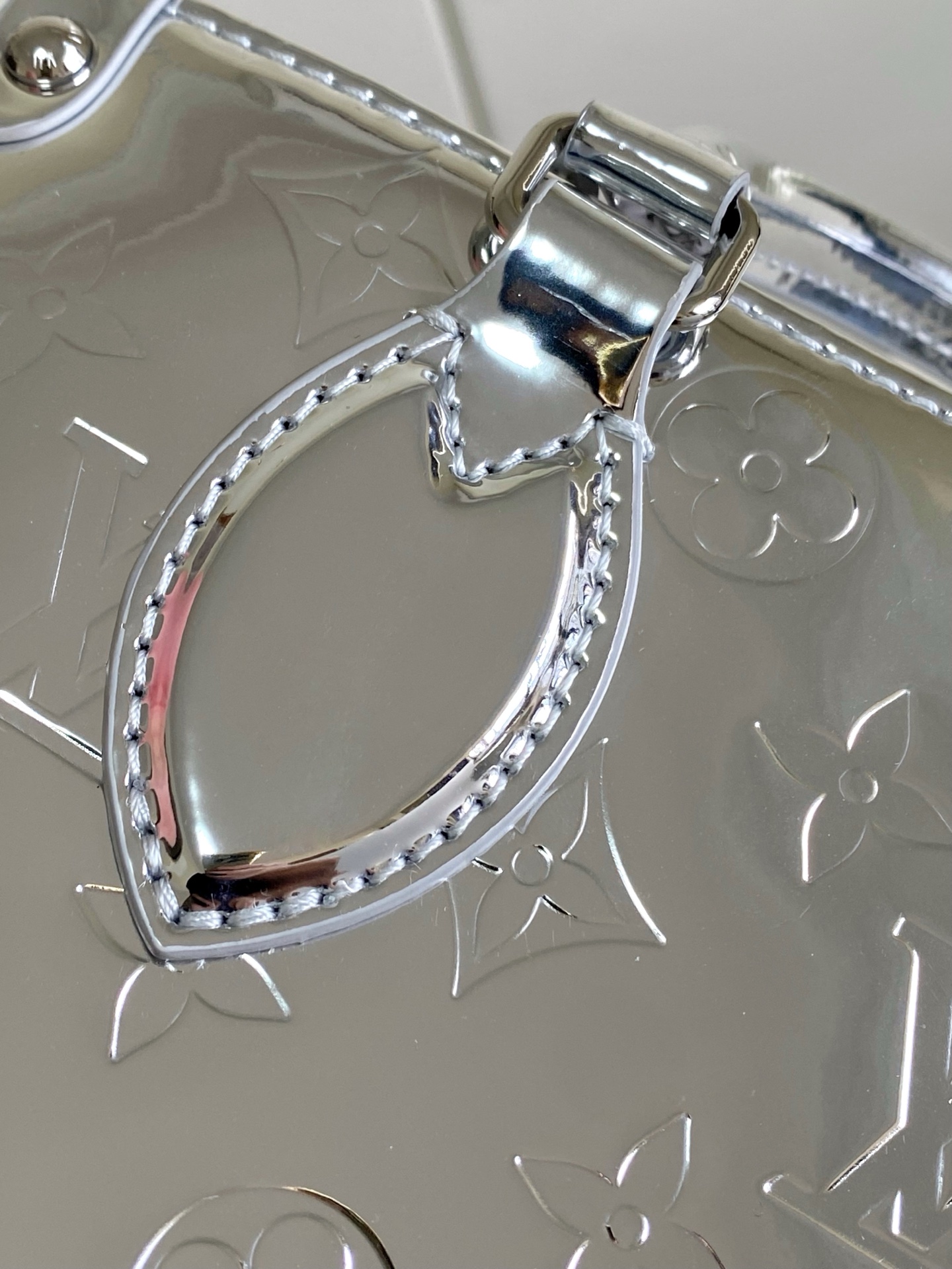 Bagsaaa L0vis Vvtt0n OnTheGo PM tote bag in the Monogram Miroir silver edition - 25cm
