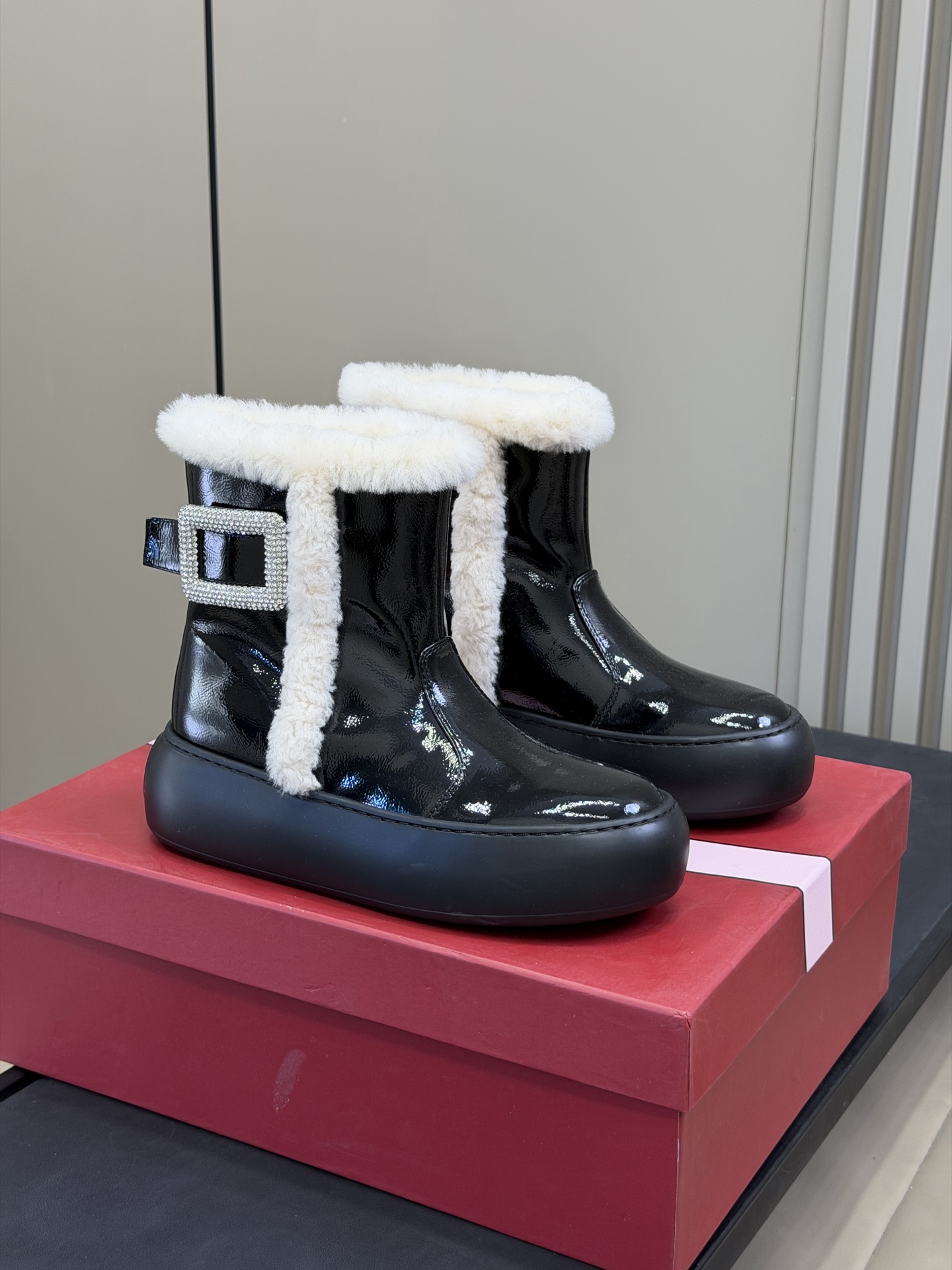 Bagsaaa Roger Vivier Snow ankle boots with a crystal buckle & white shearling
