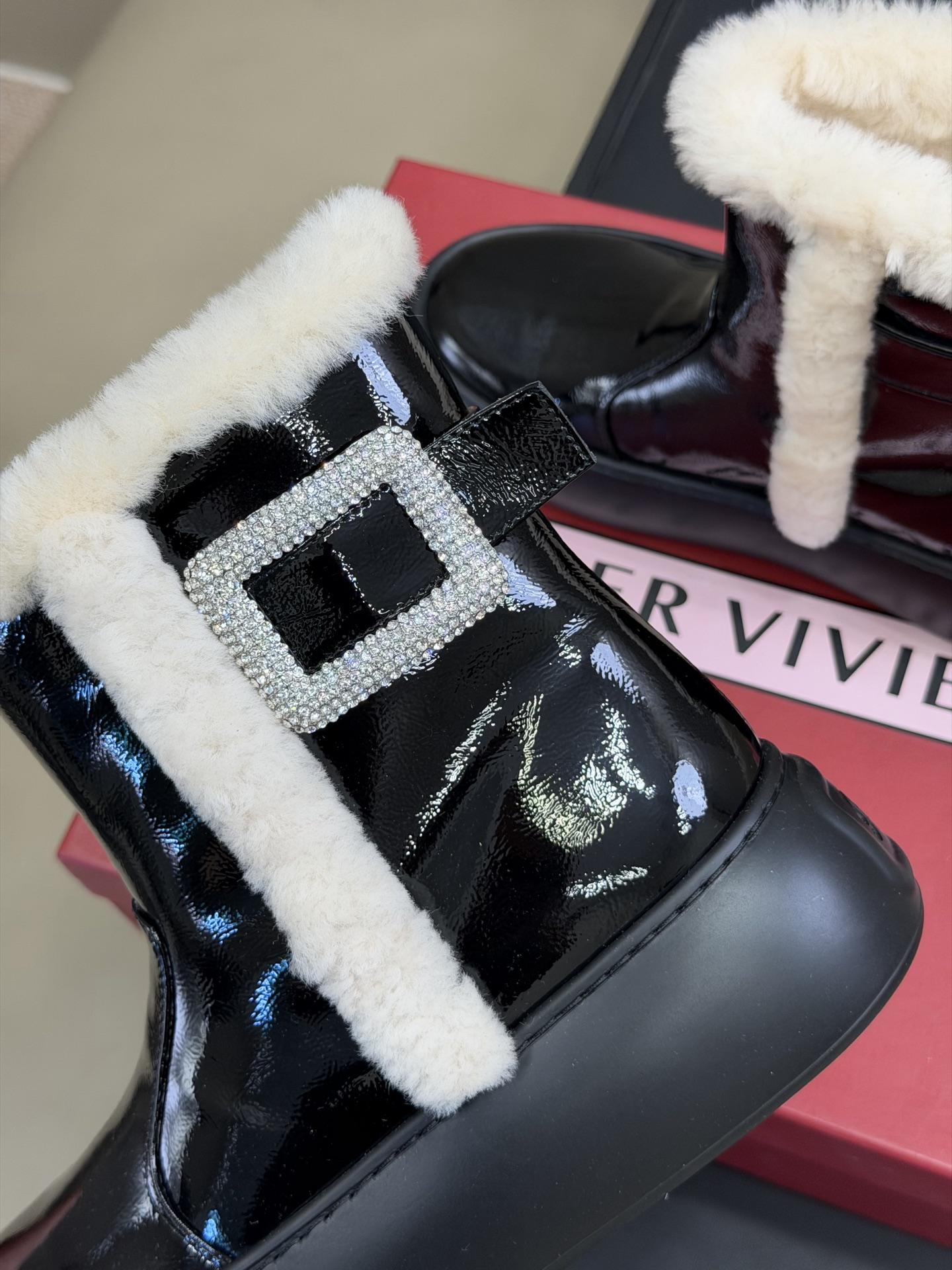 Bagsaaa Roger Vivier Snow ankle boots with a crystal buckle & white shearling
