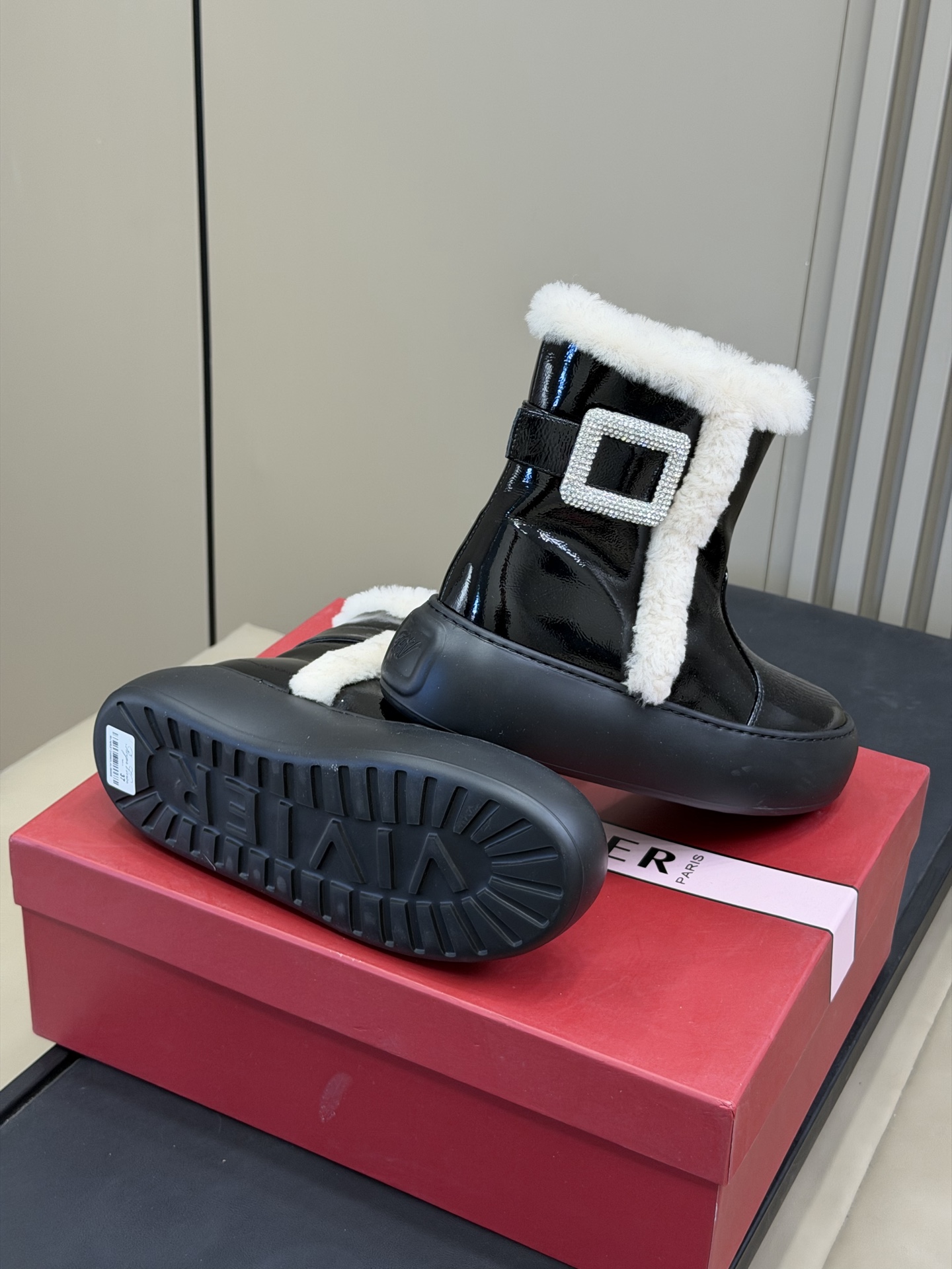Bagsaaa Roger Vivier Snow ankle boots with a crystal buckle & white shearling