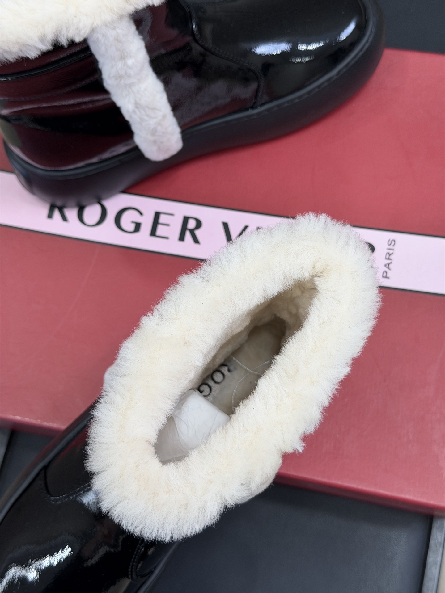 Bagsaaa Roger Vivier Snow ankle boots with a crystal buckle & white shearling