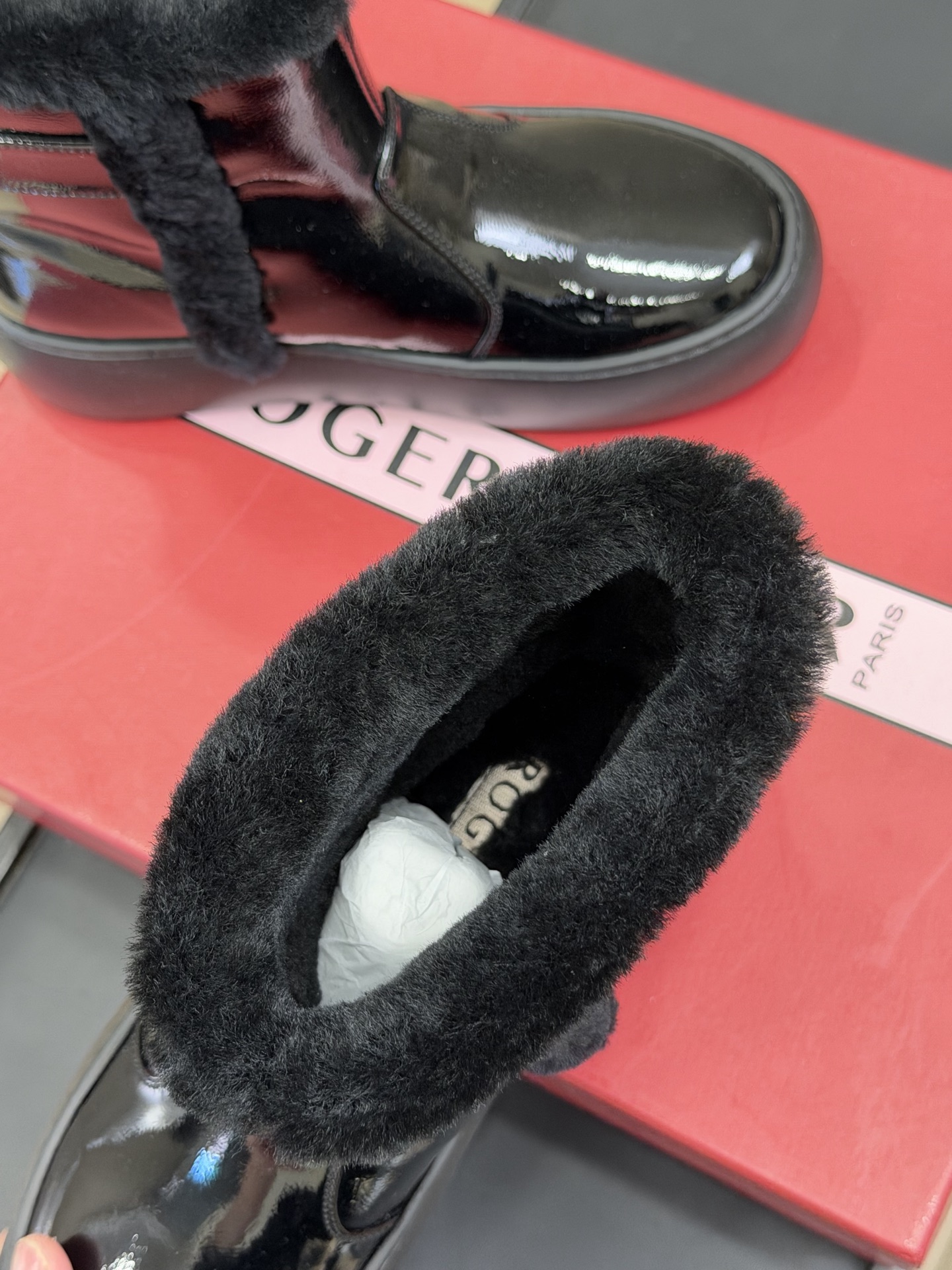 Bagsaaa Roger Vivier Snow ankle boots with a crystal buckle & black shearling