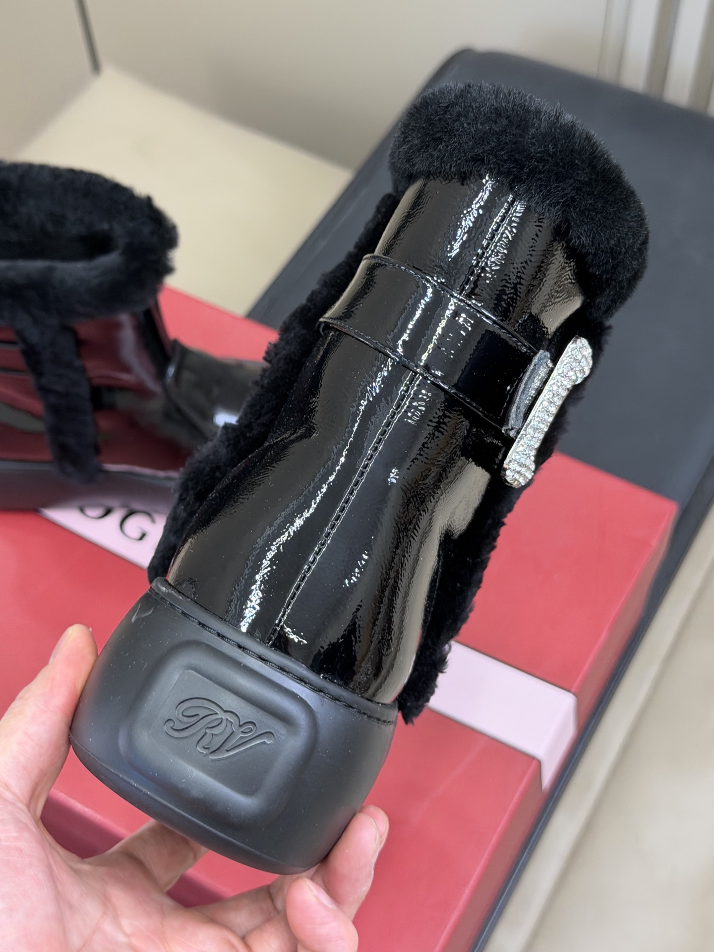Bagsaaa Roger Vivier Snow ankle boots with a crystal buckle & black shearling