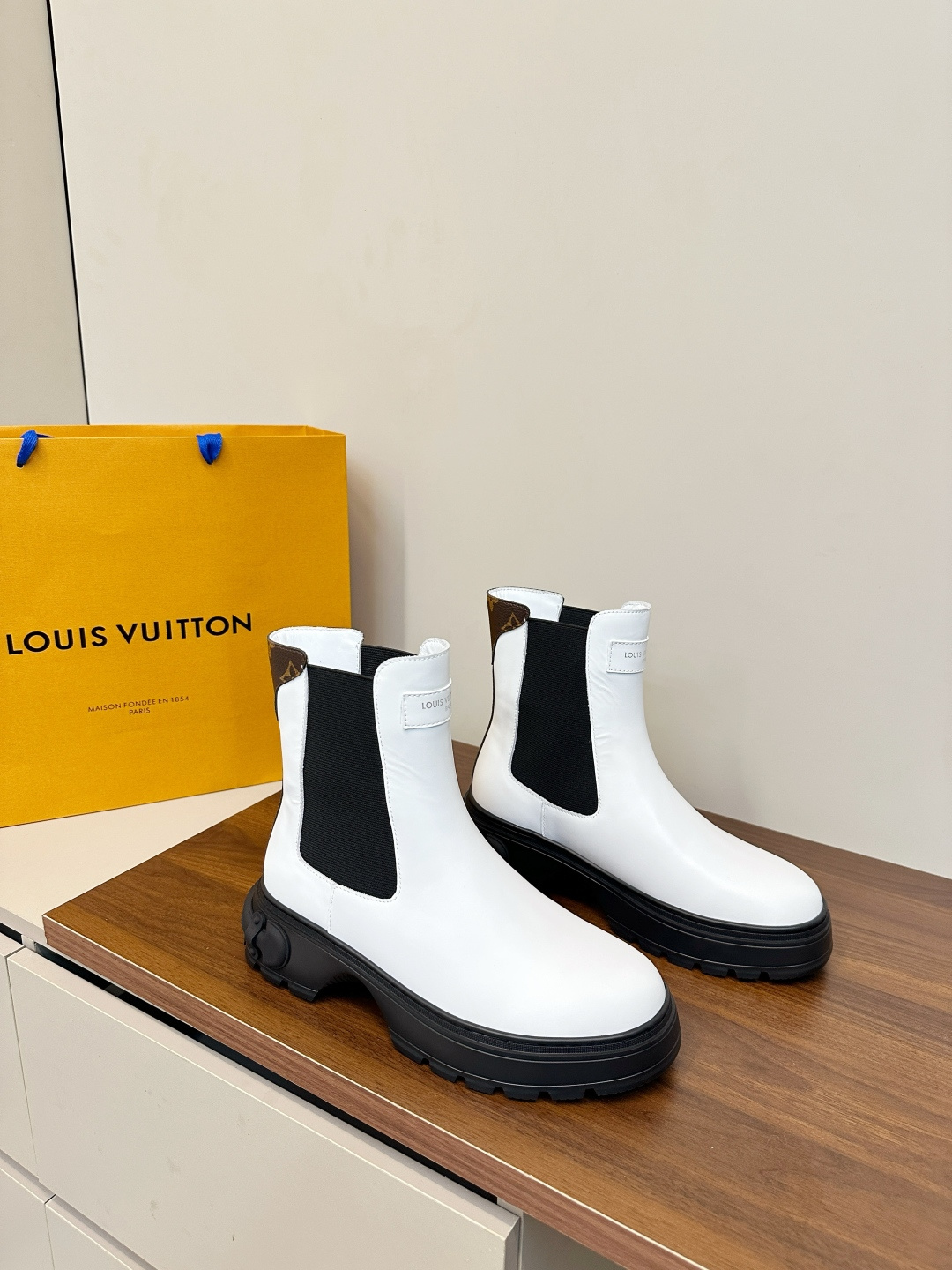 Bagsaaa L0vis Vvtt0n Ruby Flat Ankle Boots in white