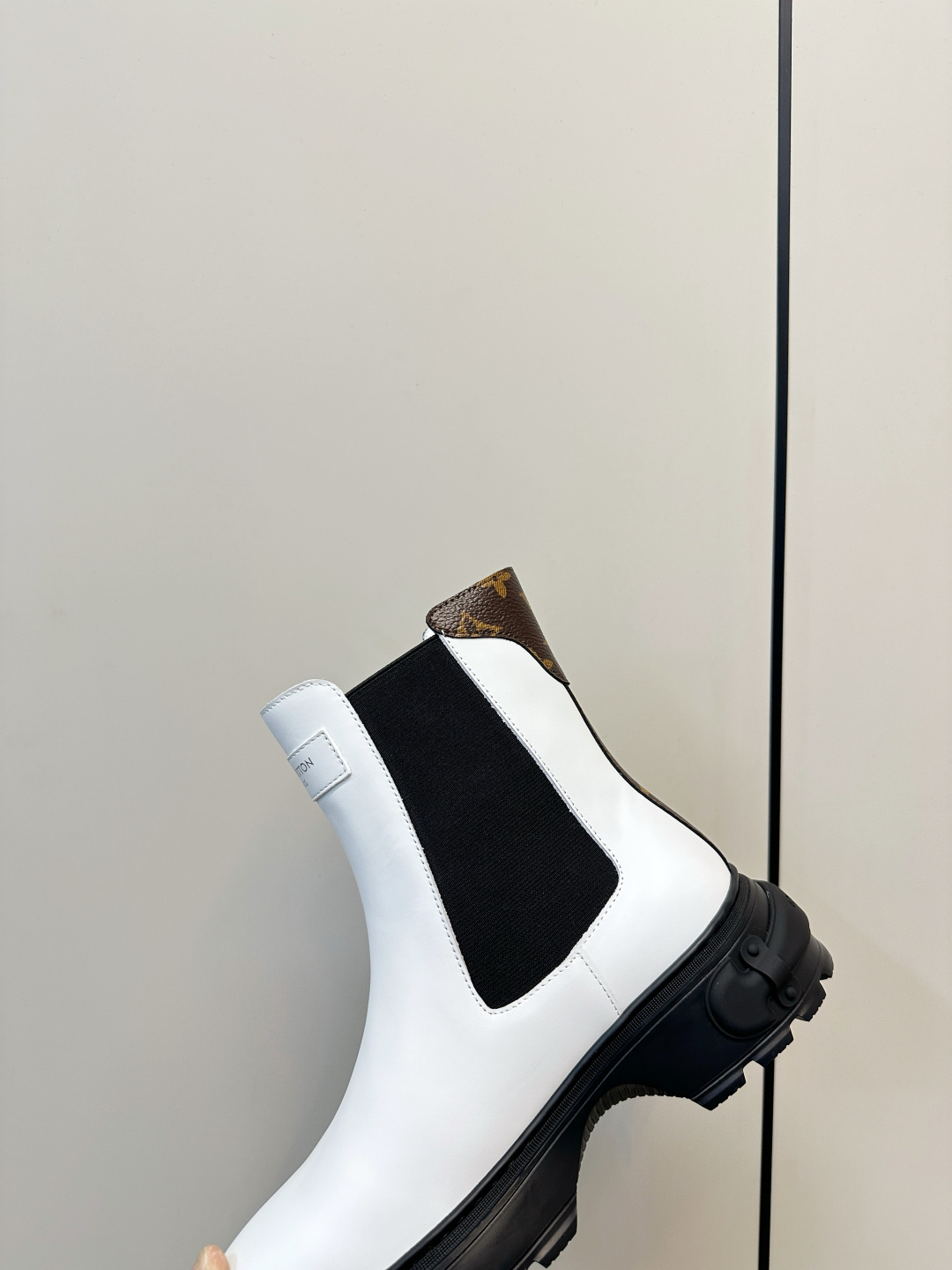 Bagsaaa L0vis Vvtt0n Ruby Flat Ankle Boots in white