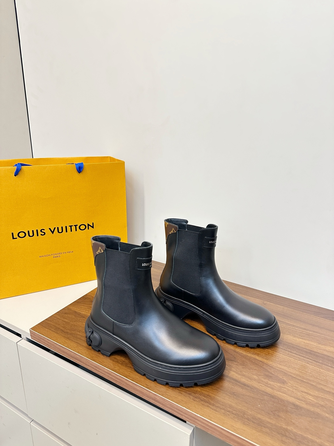 Bagsaaa L0vis Vvtt0n Ruby Flat Ankle Boots in black
