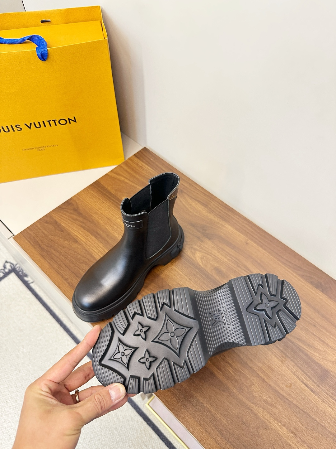 Bagsaaa L0vis Vvtt0n Ruby Flat Ankle Boots in black