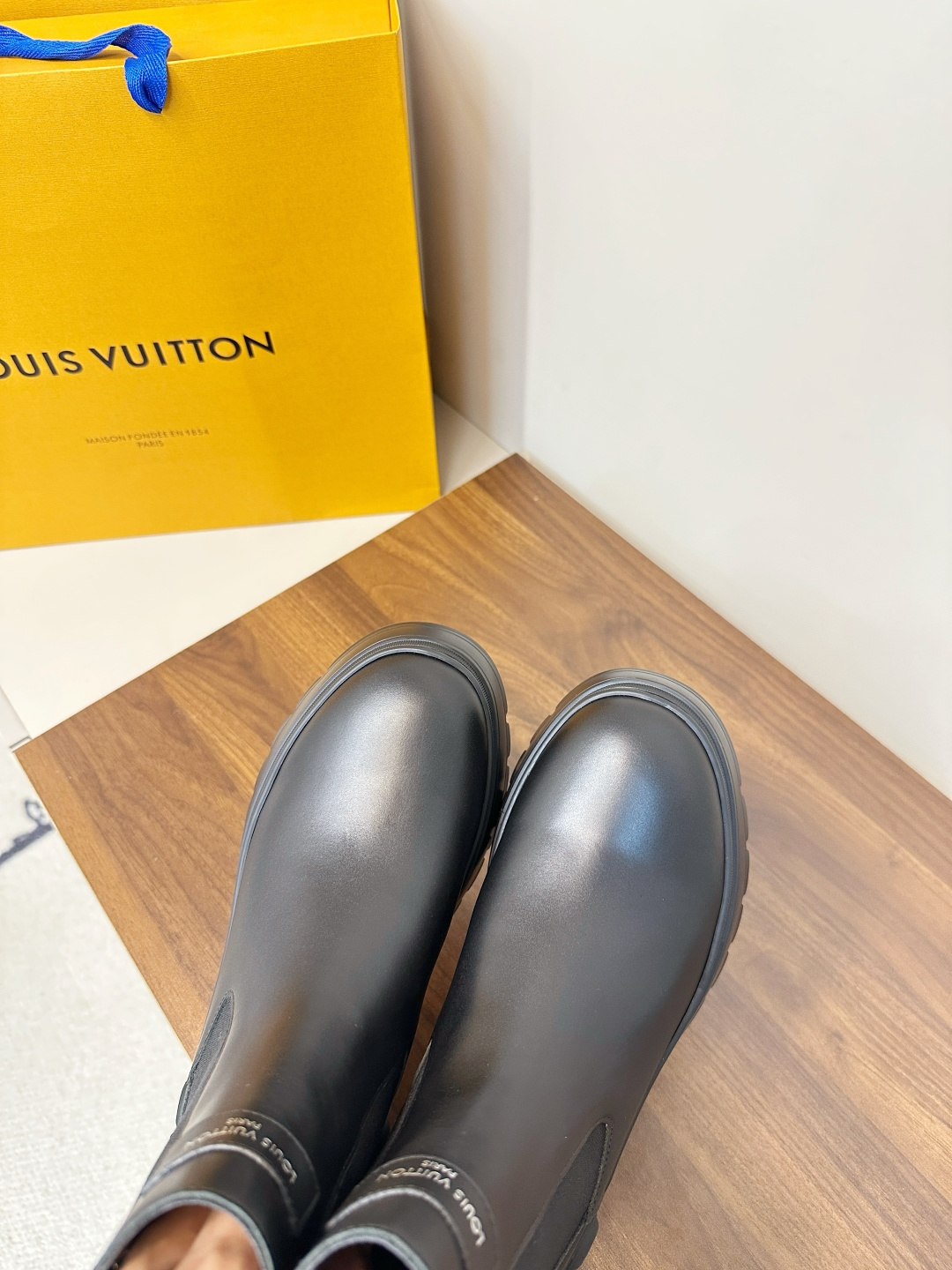 Bagsaaa L0vis Vvtt0n Ruby Flat Ankle Boots in black