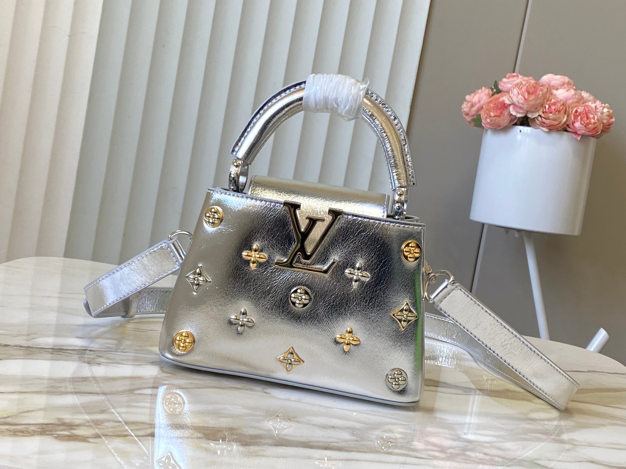 Bagsaaa L0vis Vvtt0n Mini Capucines top-handle bag in silver - 21cm