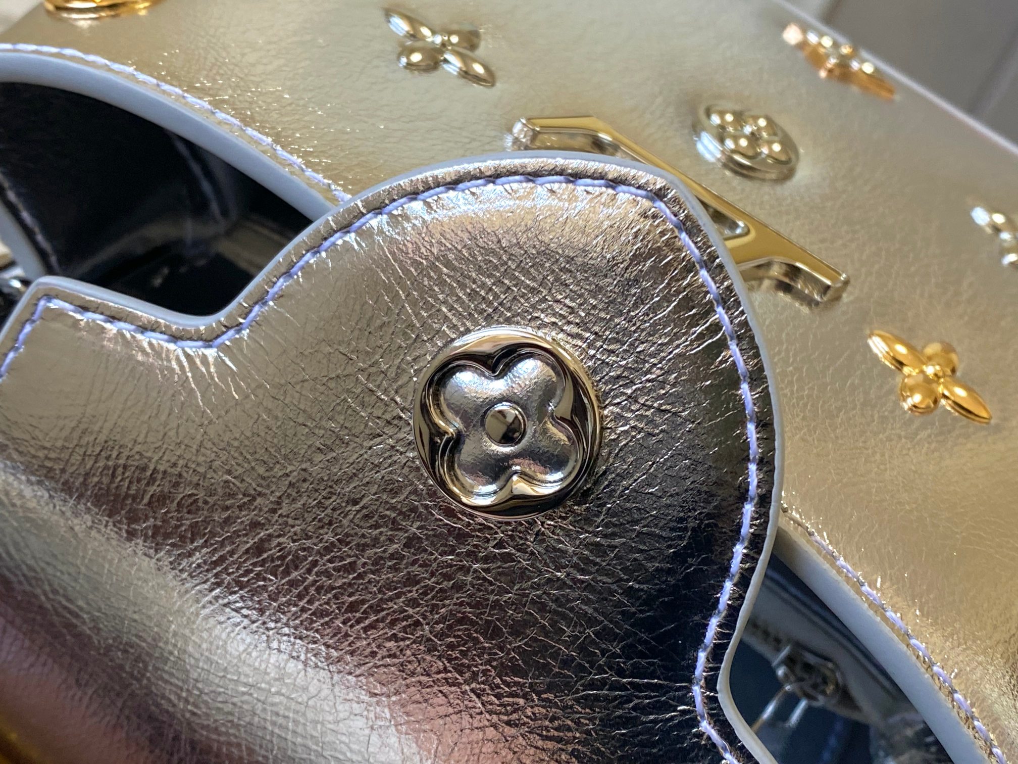 Bagsaaa L0vis Vvtt0n Mini Capucines top-handle bag in silver - 21cm