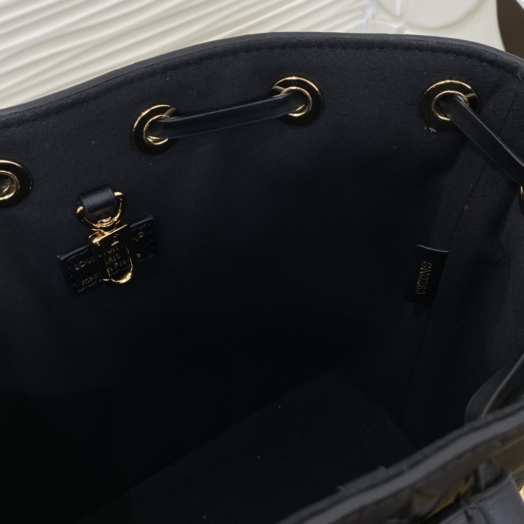 Bagsaaa L0vis Vvtt0n Coussin Bucket bag Monogram-embossed black - 21cm