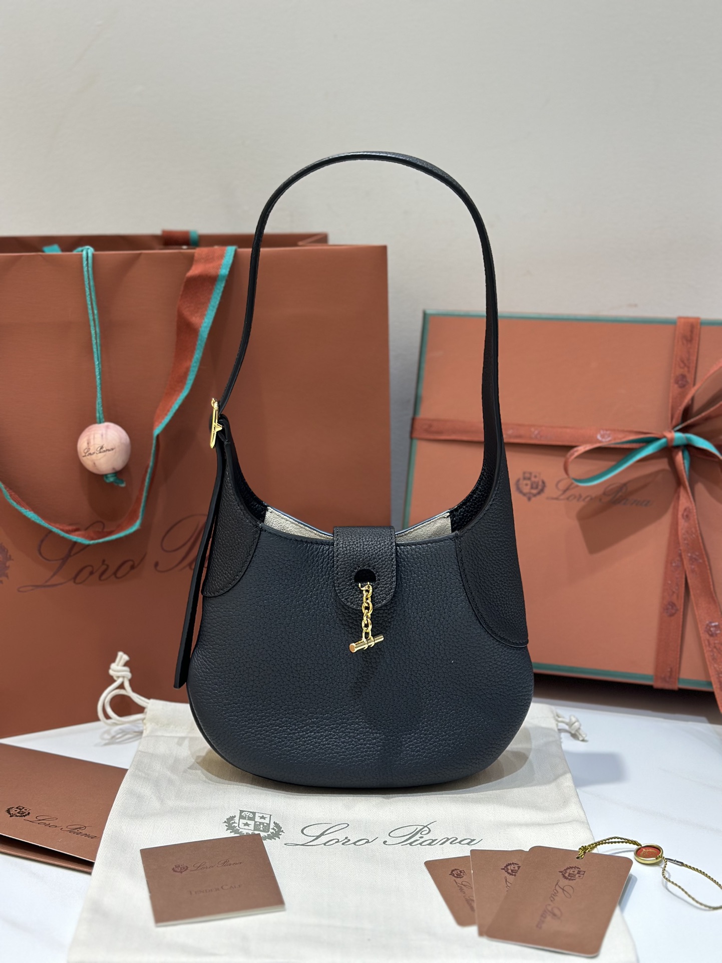 Bagsaaa L0r0 P1ana Bobbin bag in the mini size and black - 19*6*16 cm