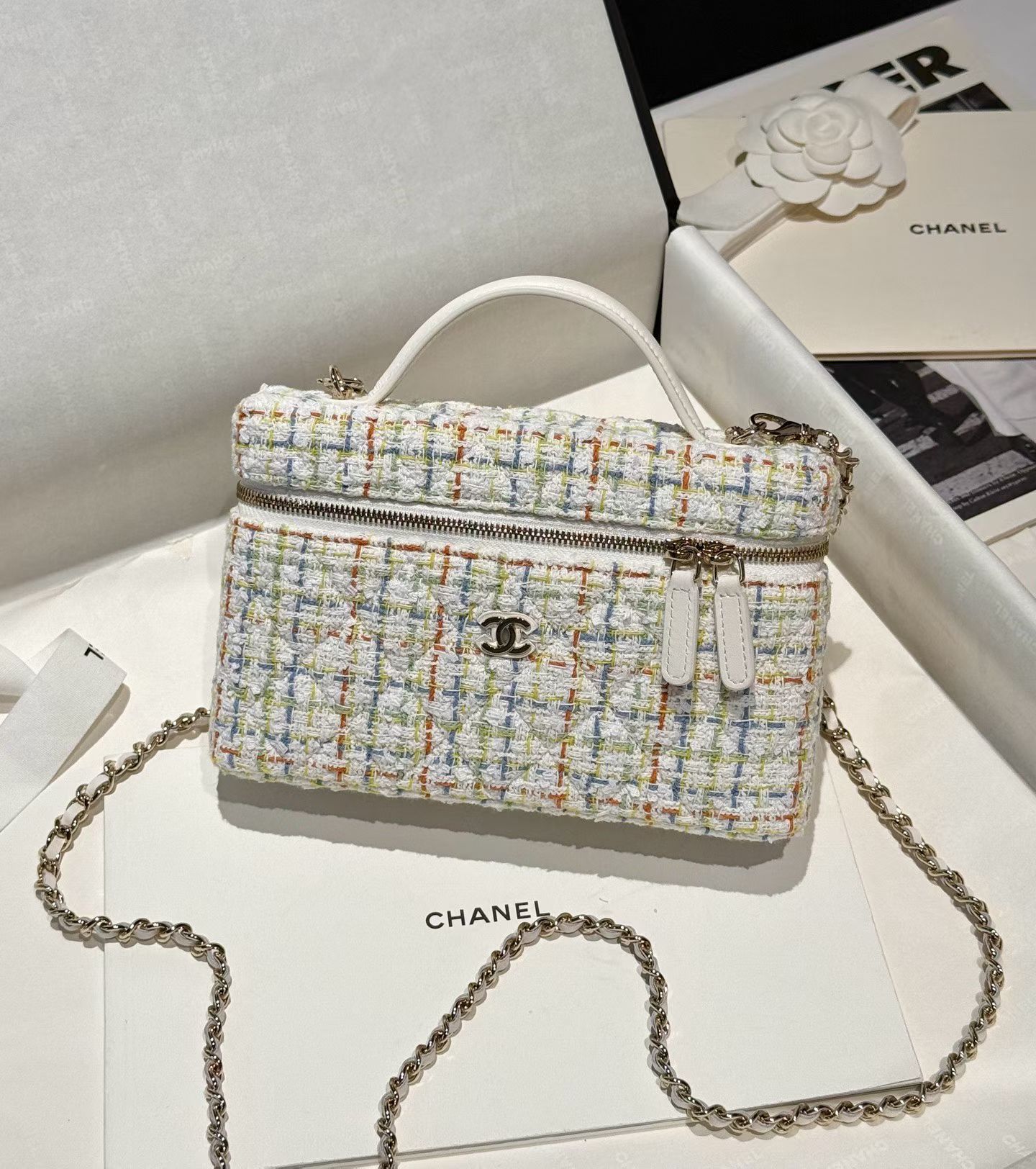 Bagsaaa Ch**el 25C white and multicolor tweed vanity bag - 19.5cm 