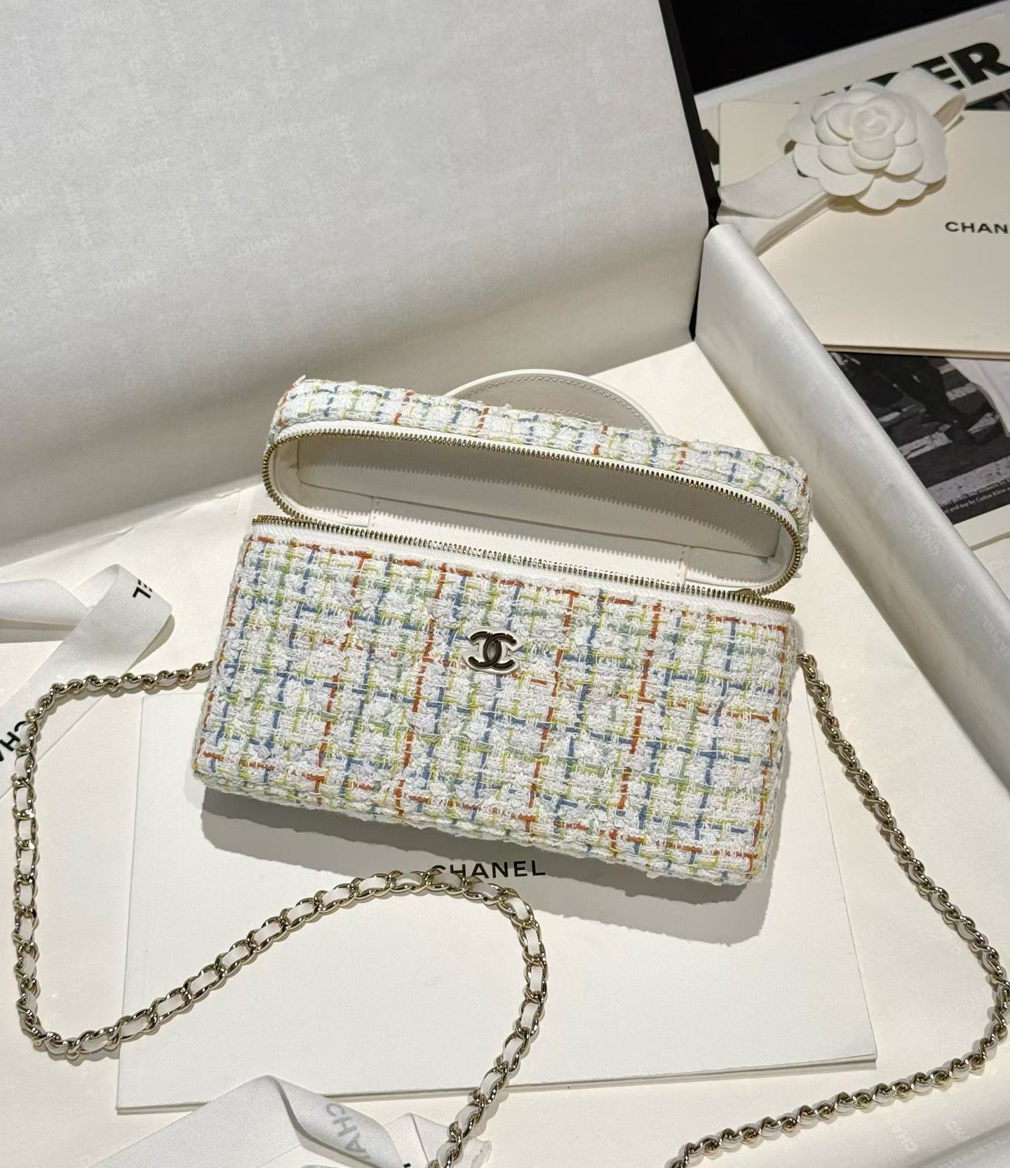 Bagsaaa Ch**el 25C white and multicolor tweed vanity bag - 19.5cm