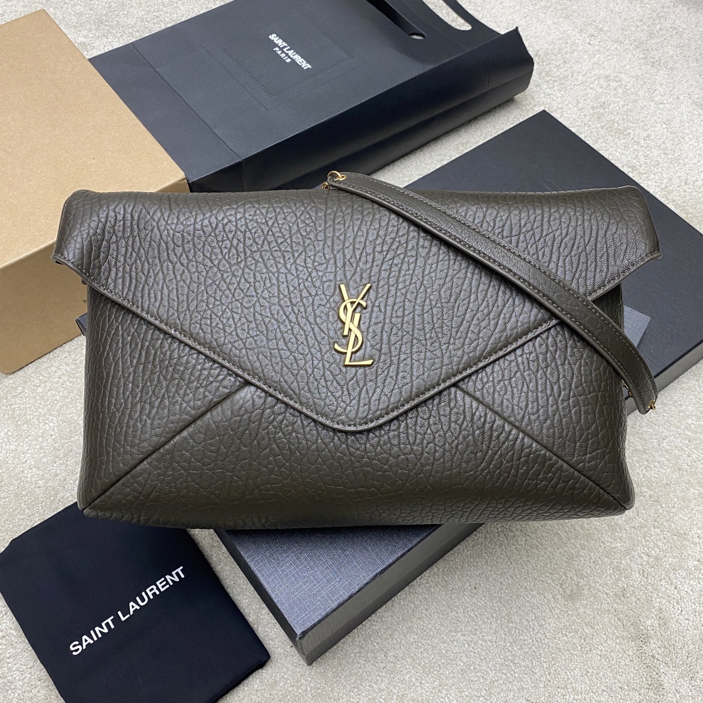 Bagsaaa Y51 Cassandre XXL envelope pouch on chain in lambskin 841702 LIGHT MUSK - 35cm