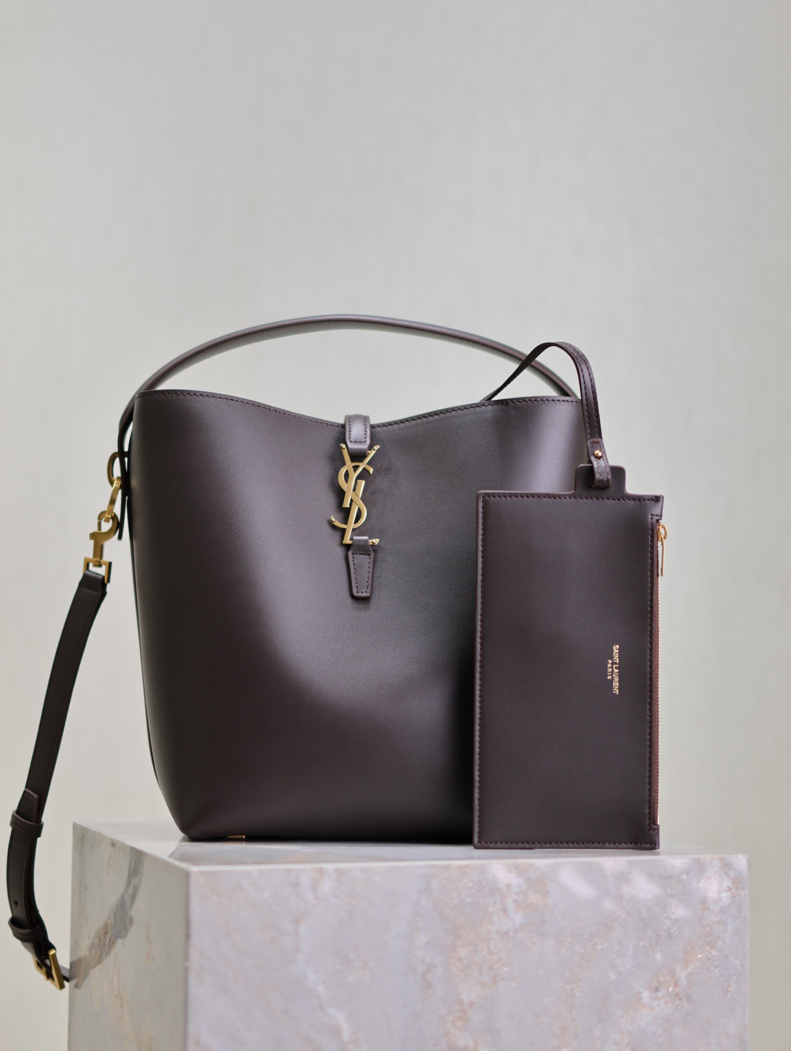 Bagsaaa LE 37 in shiny leather 742828 dark chocolate - 20 X 25 X 16 CM