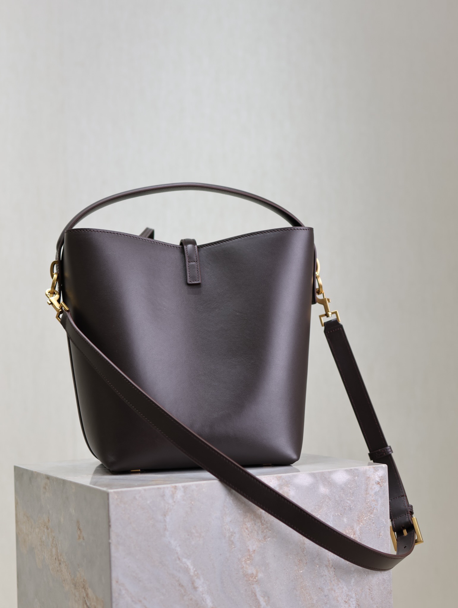Bagsaaa LE 37 in shiny leather 742828 dark chocolate - 20 X 25 X 16 CM