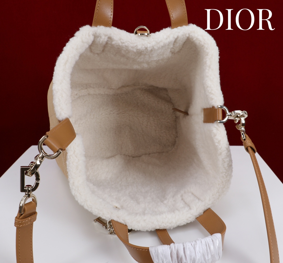 Bagsaaa D10rAlps Medium D10r Toujours Vertical Tote Bag Beige Suede and Ecru Merino Wool - 24cm