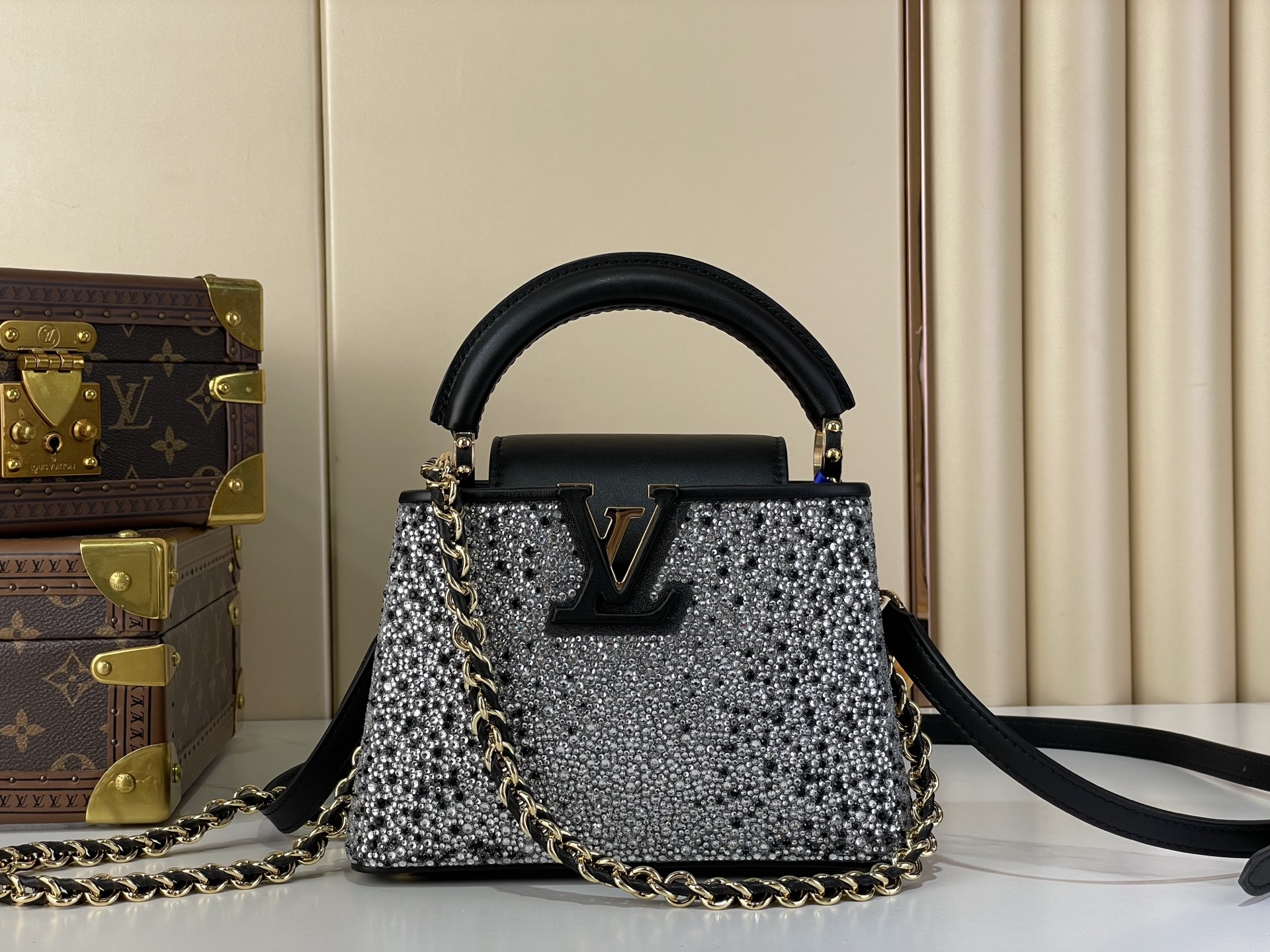 Bagsaaa L0vis Vvtt0n Capucines Nano bag in black covered with shimmering crystals - 21cm