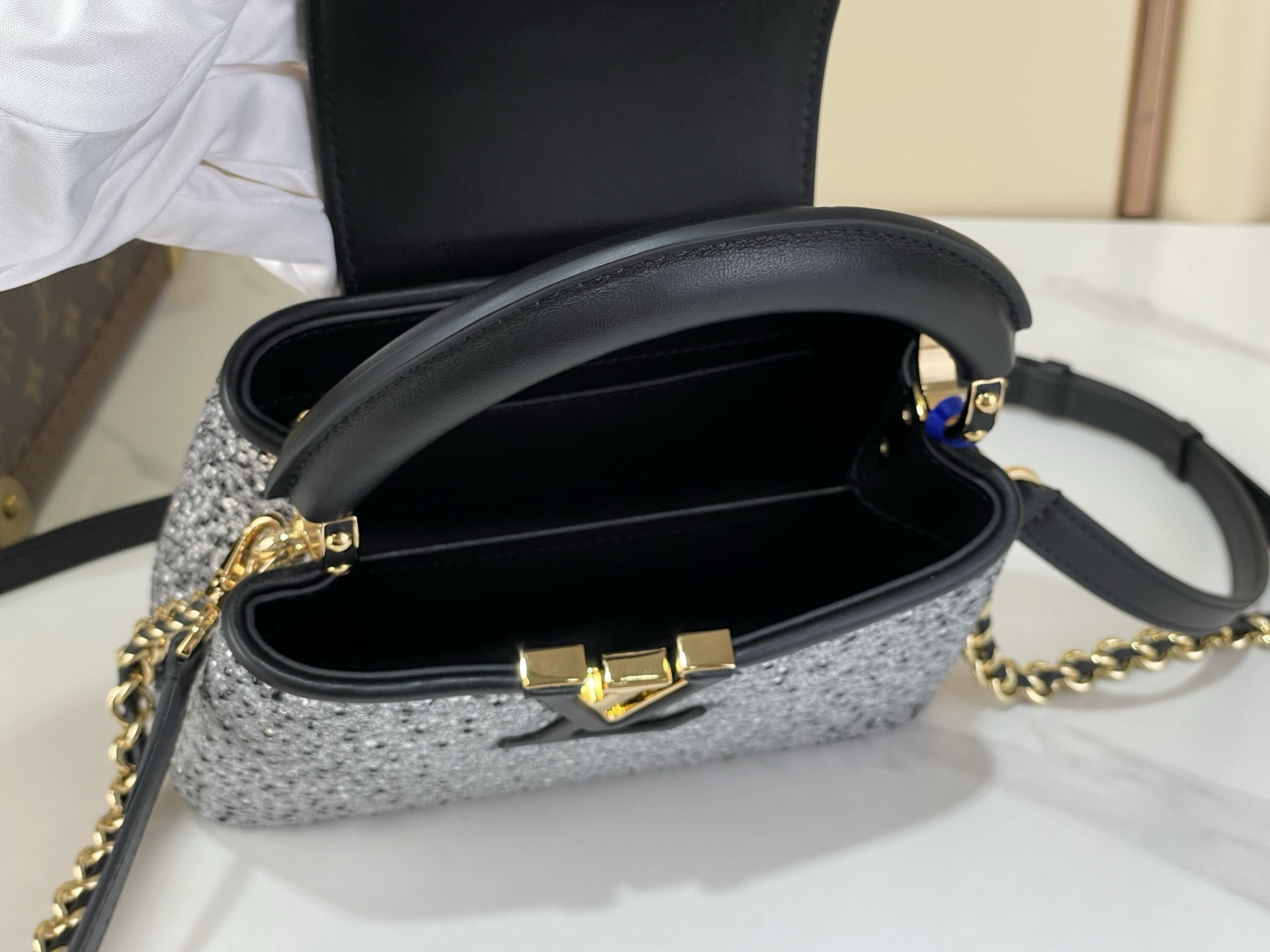 Bagsaaa L0vis Vvtt0n Capucines Nano bag in black covered with shimmering crystals - 21cm