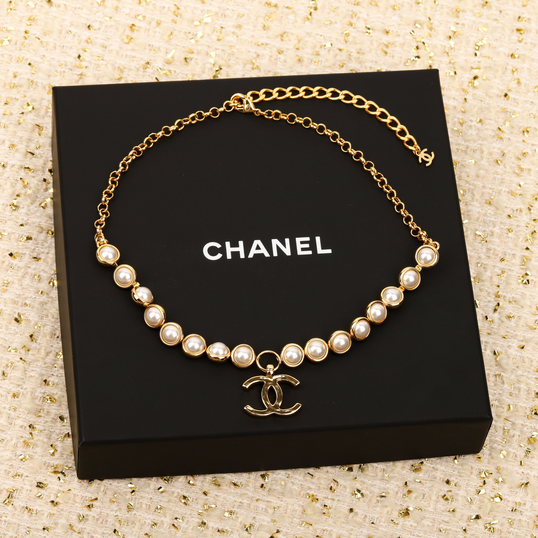 Bagsaaa Ch**el 2024 Bead Strand CC Gold and Cream Pearl Necklace