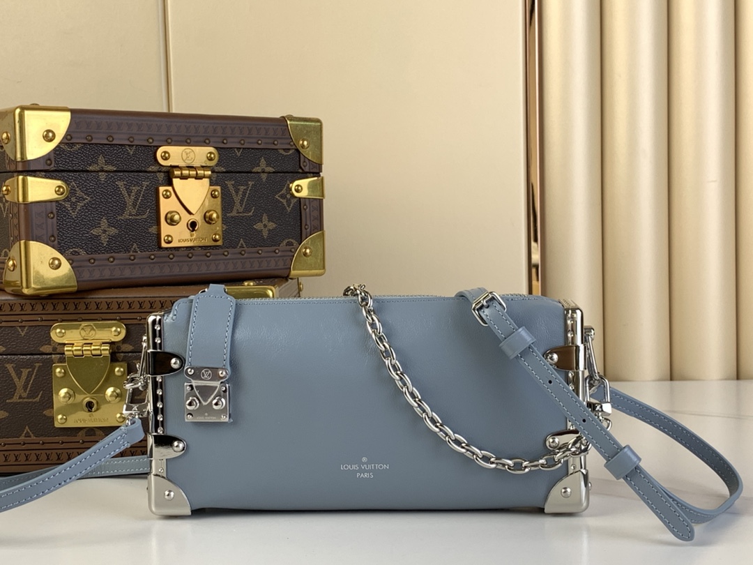 Bagsaaa L0vis Vvtt0n Slim Trunk bag in light blue leather with silver hardware - 23cm