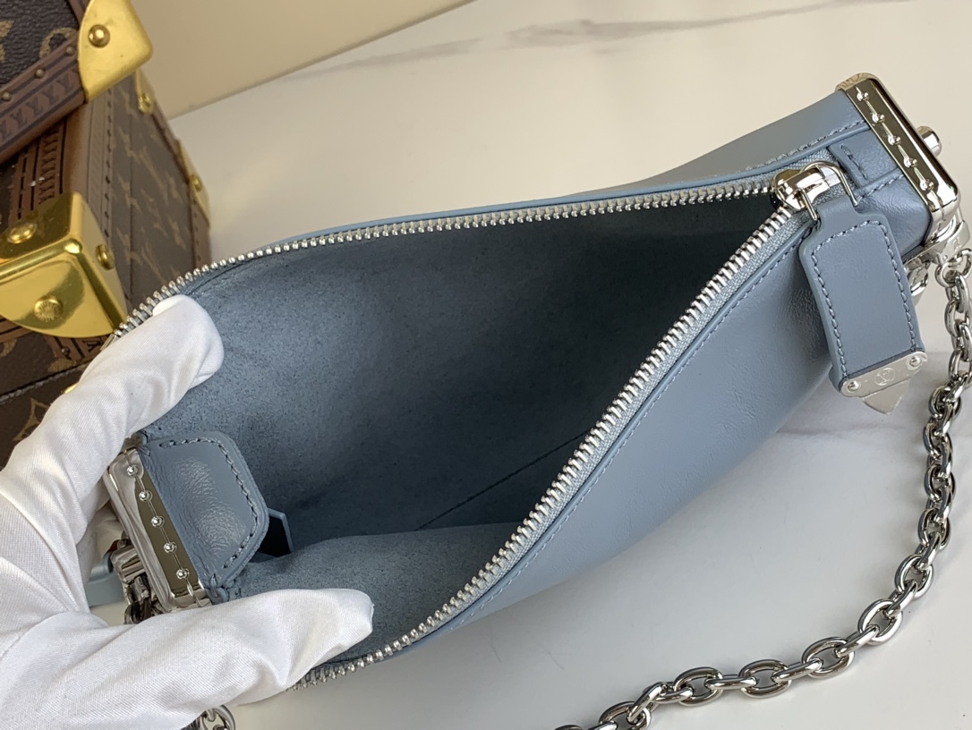 Bagsaaa L0vis Vvtt0n Slim Trunk bag in light blue leather with silver hardware - 23cm
