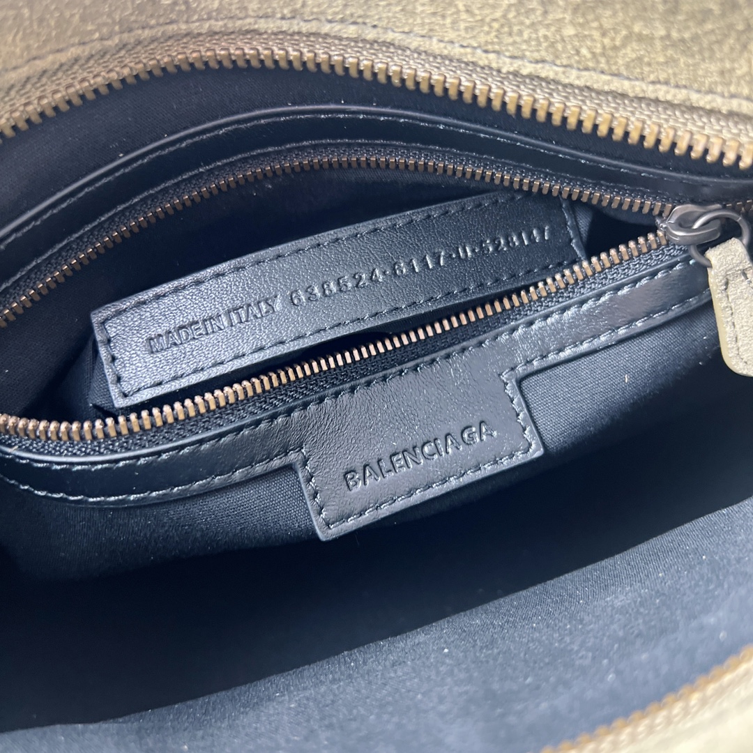 Bagsaaa Ba1en*iaga Le City Bag Small in olive green waxed suede calfskin - 30cm