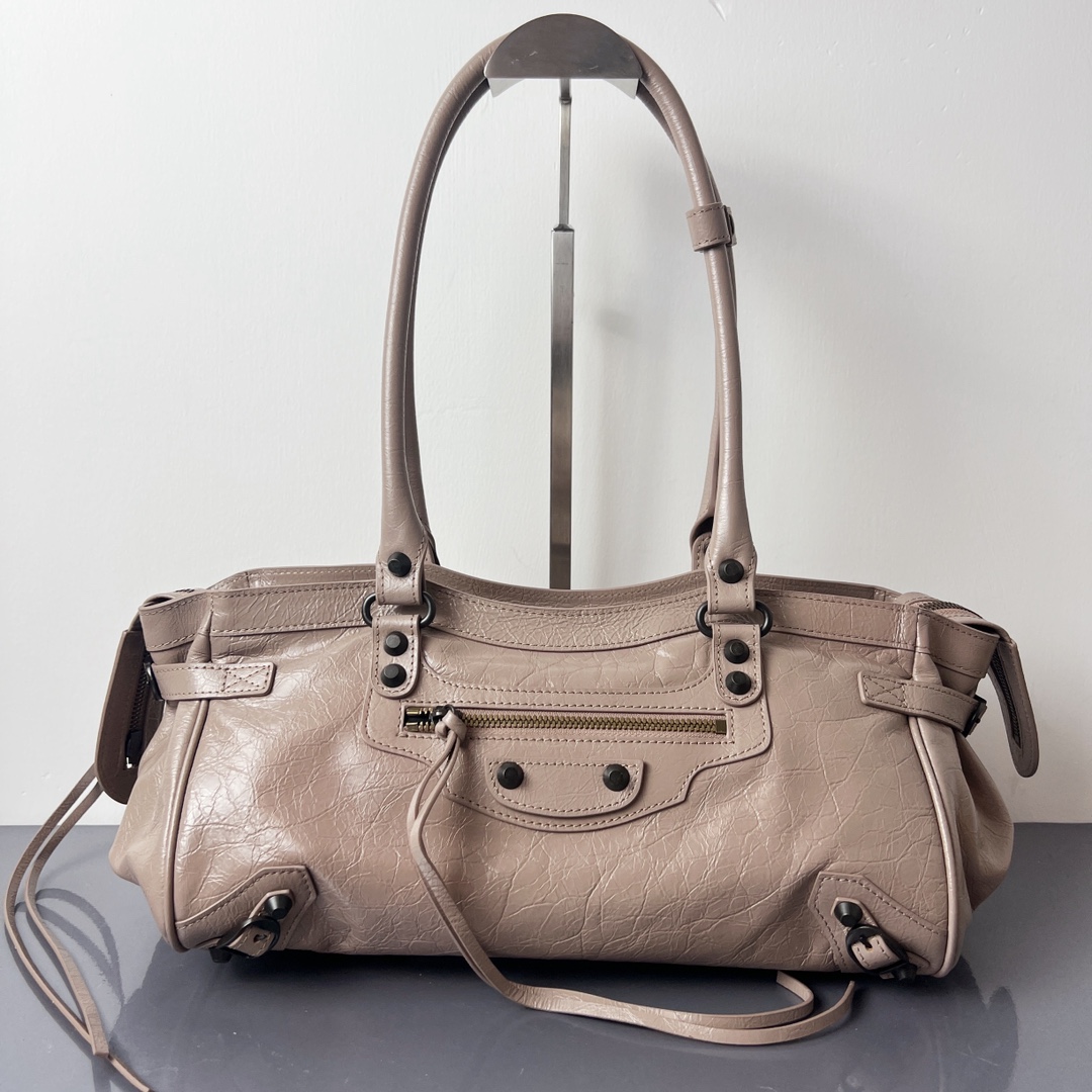 Bagsaaa Ba1en*iaga Le City Bag East-West in sesame Arena lambskin - 40 cm