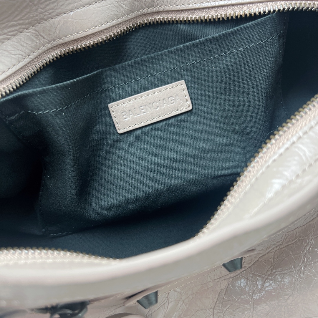 Bagsaaa Ba1en*iaga Le City Bag East-West in sesame Arena lambskin - 40 cm