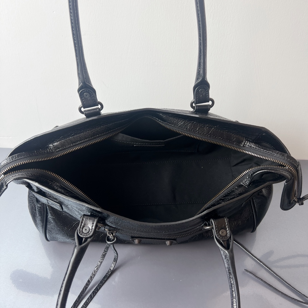 Bagsaaa Ba1en*iaga Le City Bag East-West in black Arena lambskin - 40 cm