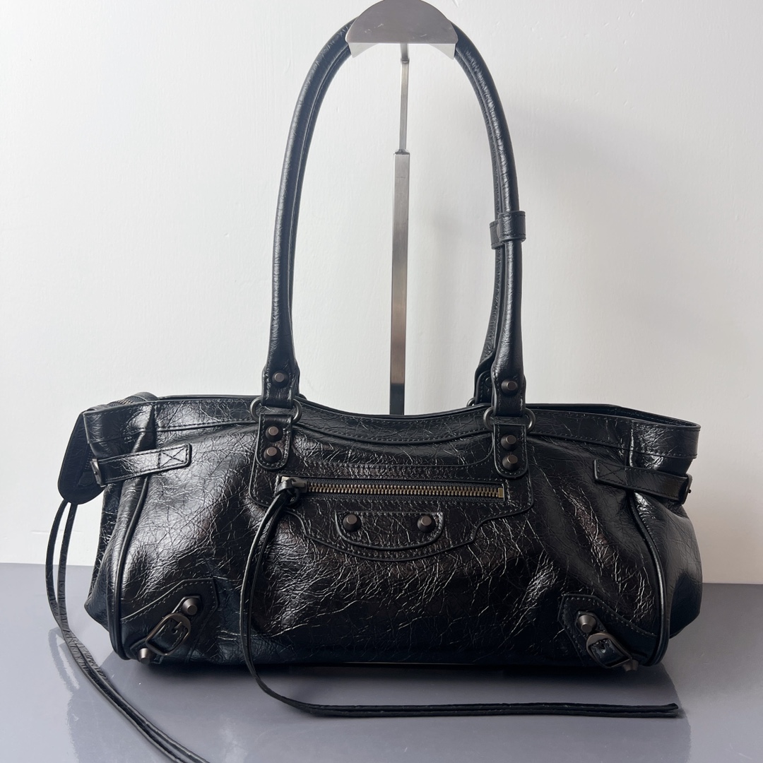 Bagsaaa Ba1en*iaga Le City Bag East-West in black Arena lambskin - 40 cm