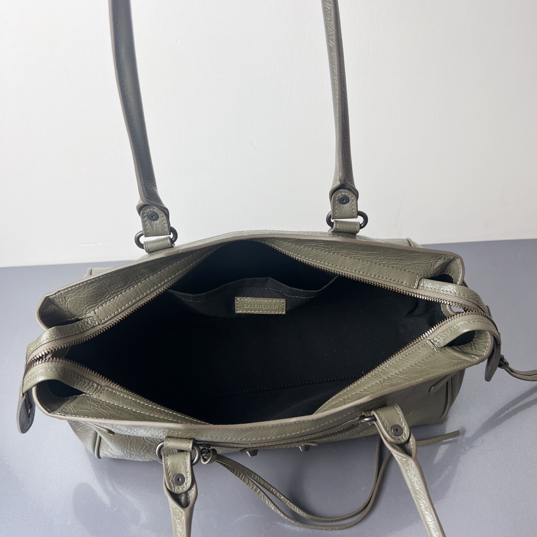 Bagsaaa Ba1en*iaga Le City Bag East-West in army green Arena lambskin - 40 cm