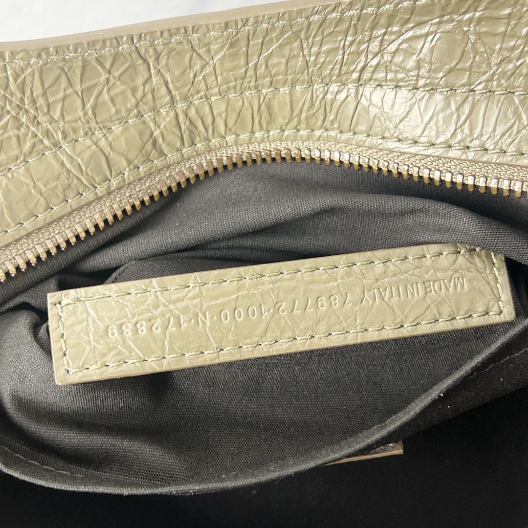 Bagsaaa Ba1en*iaga Le City Bag East-West in army green Arena lambskin - 40 cm