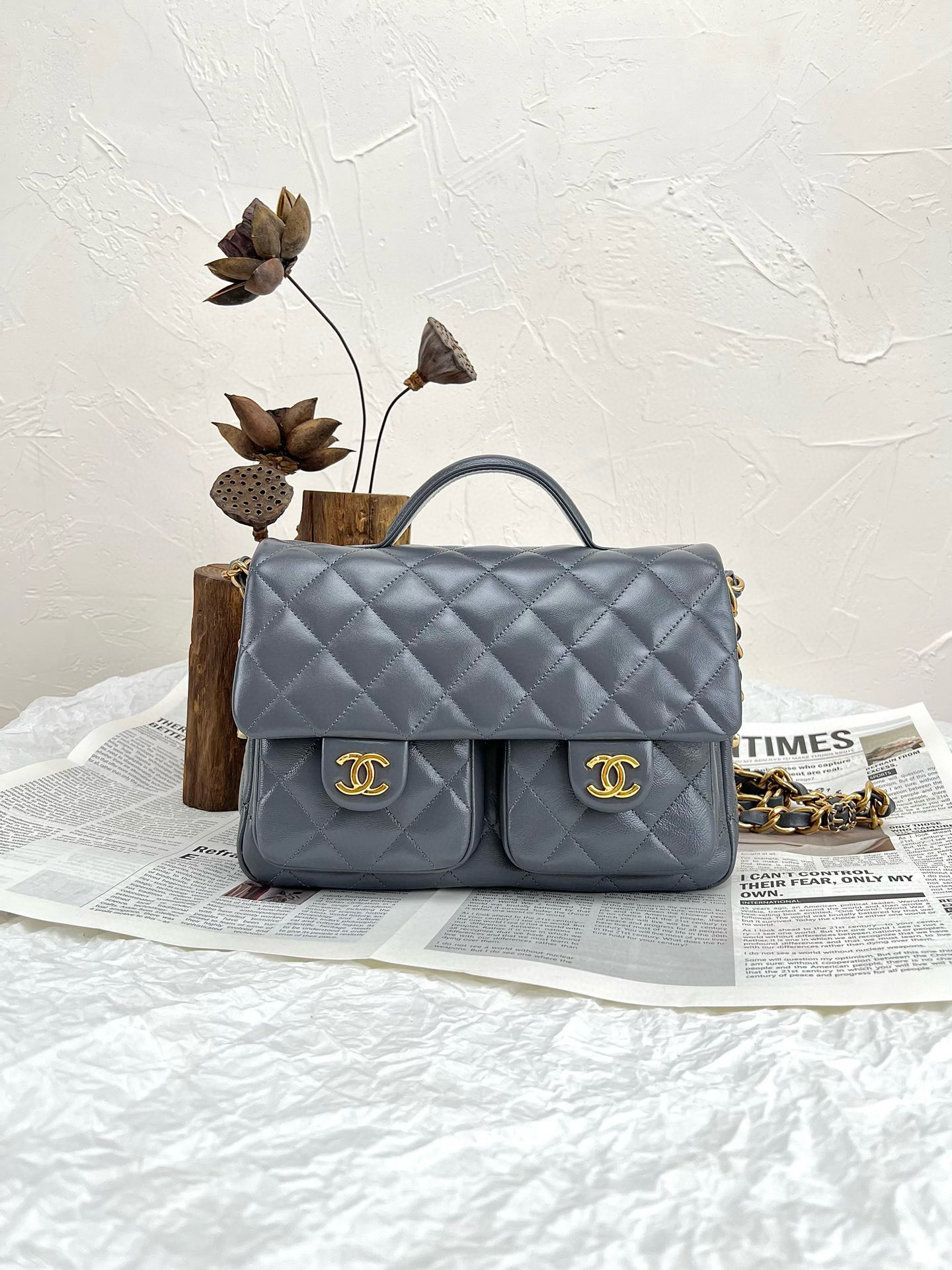 Bagsaaa Ch**el handbag in gray leather with a top handle and front pockets - 25cm