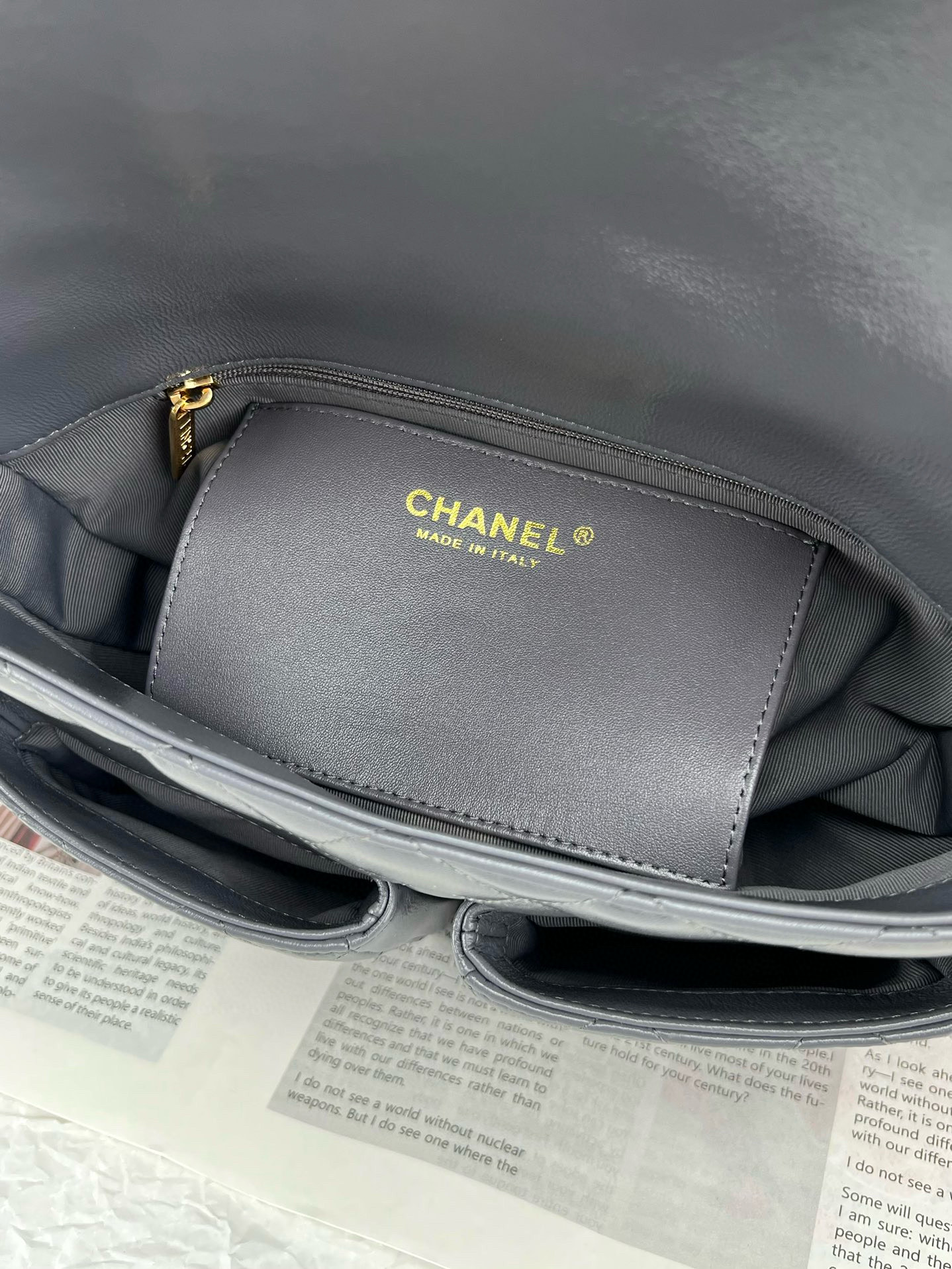 Bagsaaa Ch**el handbag in gray leather with a top handle and front pockets - 25cm