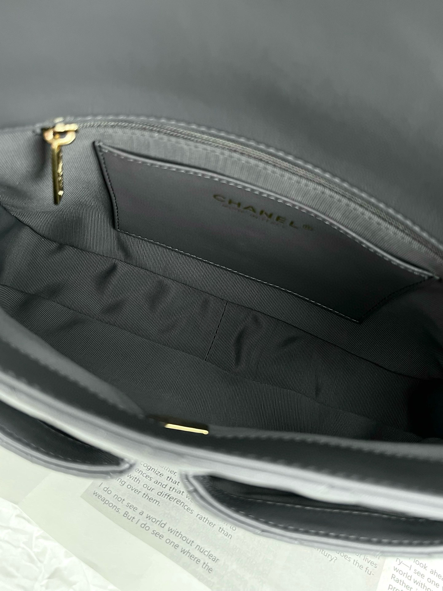 Bagsaaa Ch**el handbag in gray leather with a top handle and front pockets - 25cm