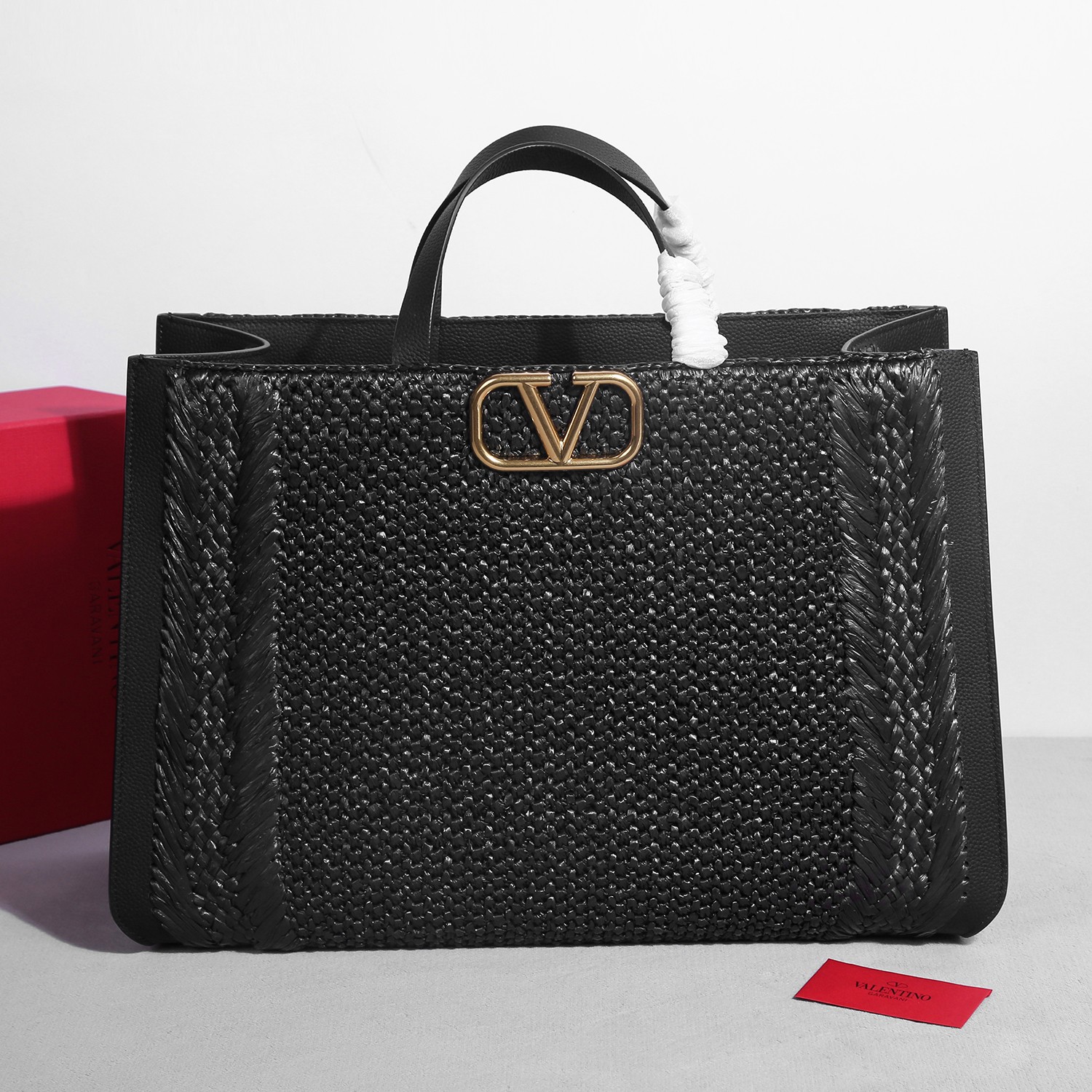 Bagsaaa Va1e*ntin0 Garavani shopping bag in black hand-woven raffia and leather - 48cm