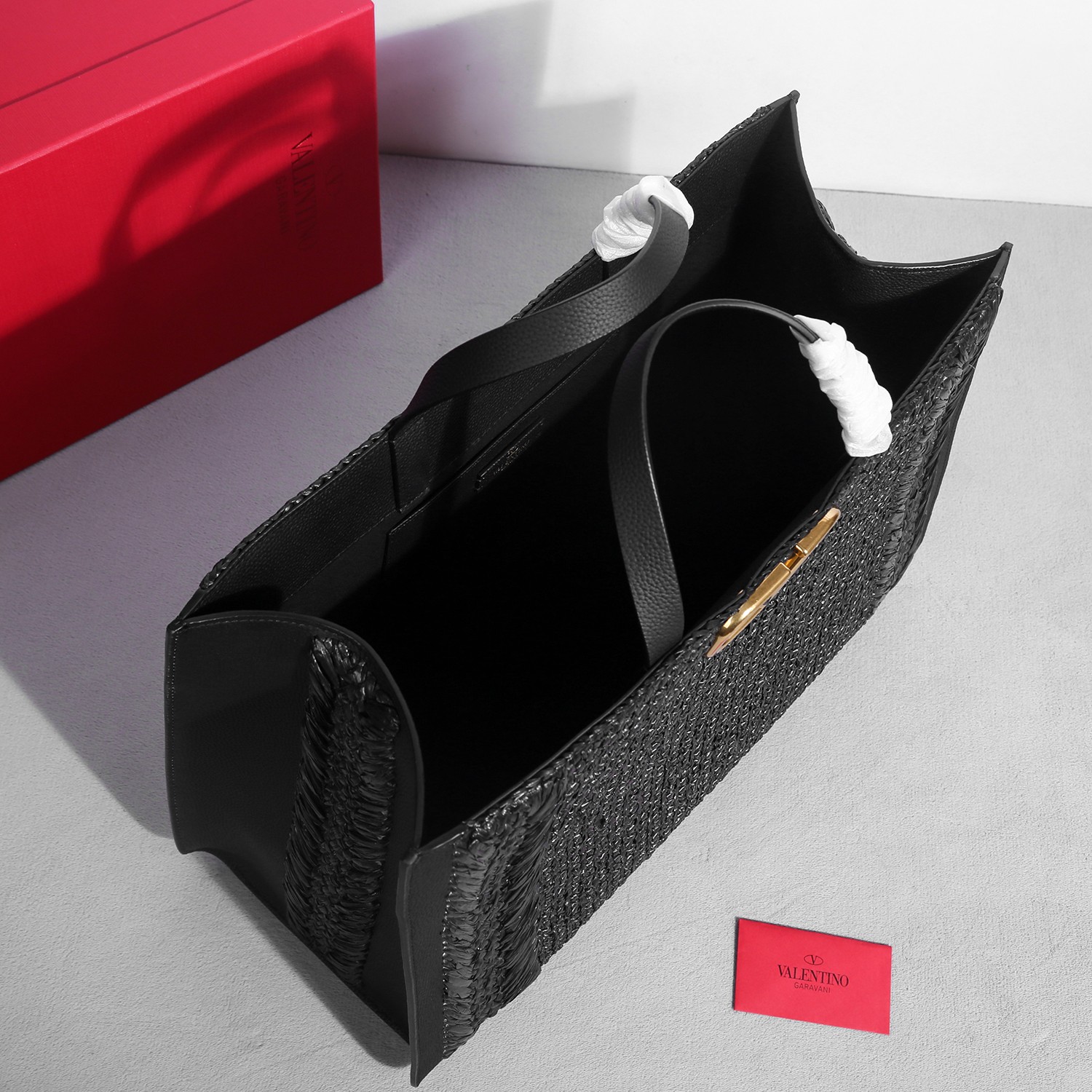 Bagsaaa Va1e*ntin0 Garavani shopping bag in black hand-woven raffia and leather - 48cm