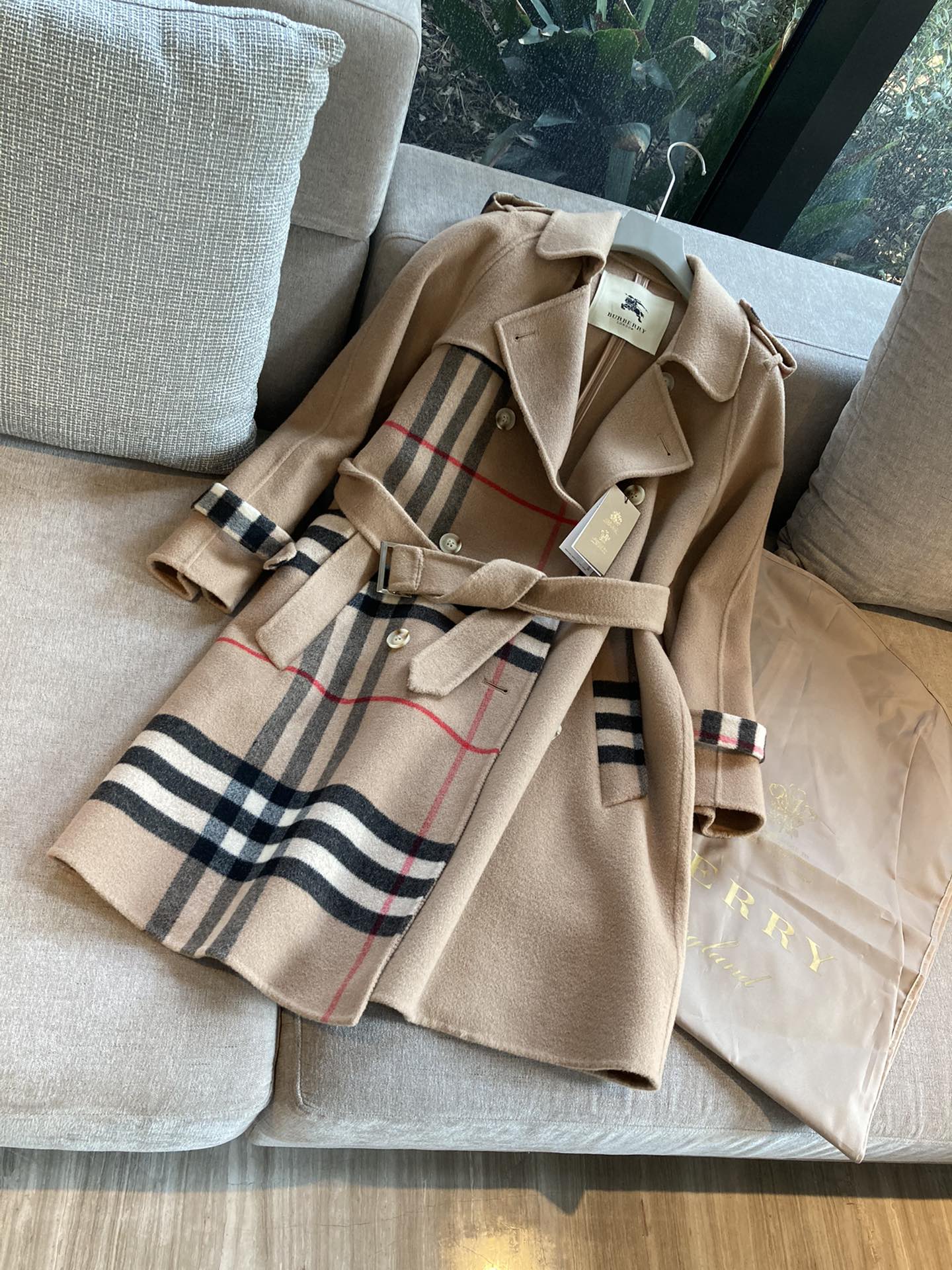 Bagsaaa Bv*b*rry trench coat in a camel color with the signature Vintage Check