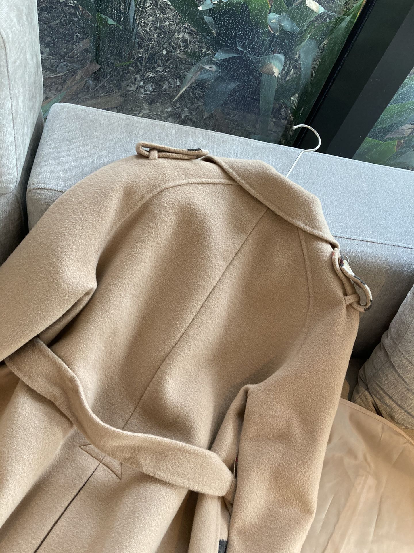 Bagsaaa Bv*b*rry trench coat in a camel color with the signature Vintage Check