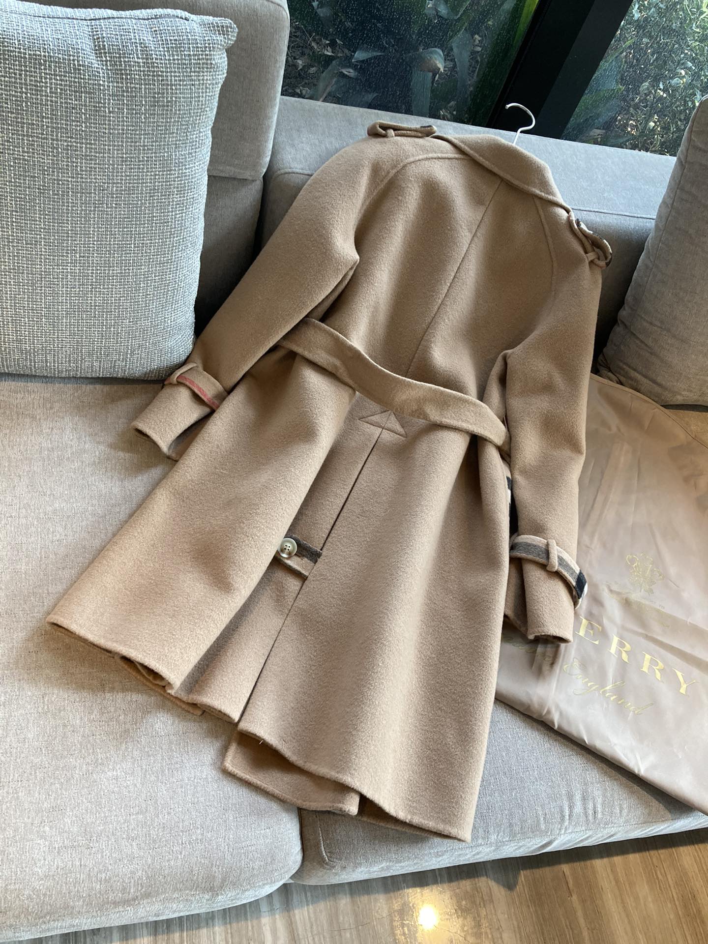 Bagsaaa Bv*b*rry trench coat in a camel color with the signature Vintage Check