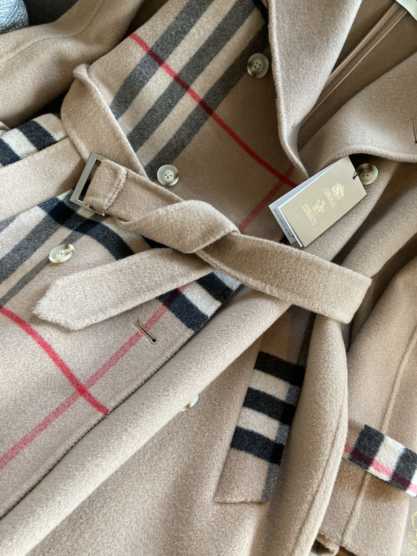 Bagsaaa Bv*b*rry trench coat in a camel color with the signature Vintage Check