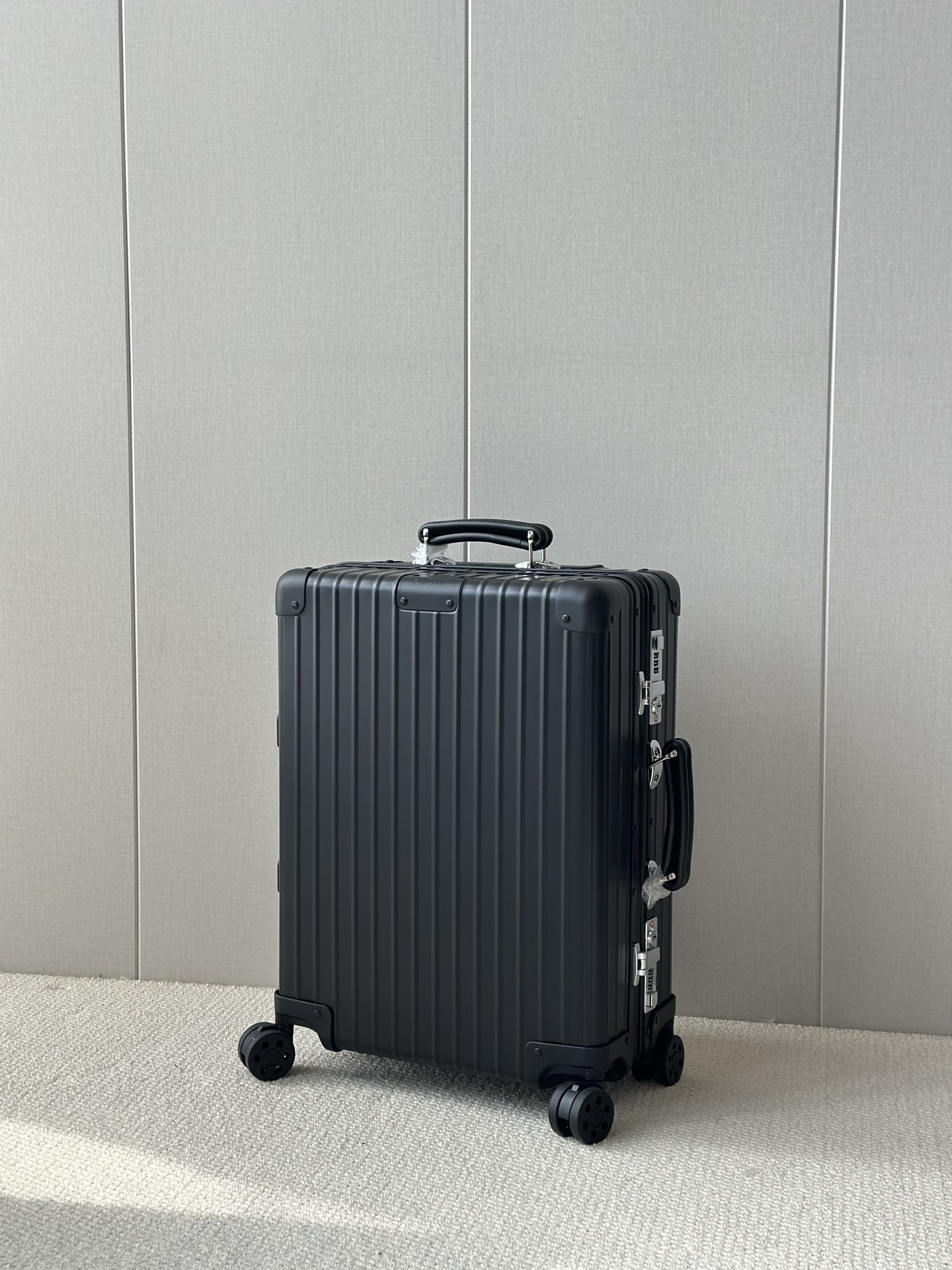 Bagsaaa R1m0wa Classic Cabin aluminum carry-on suitcase black - 55cm
