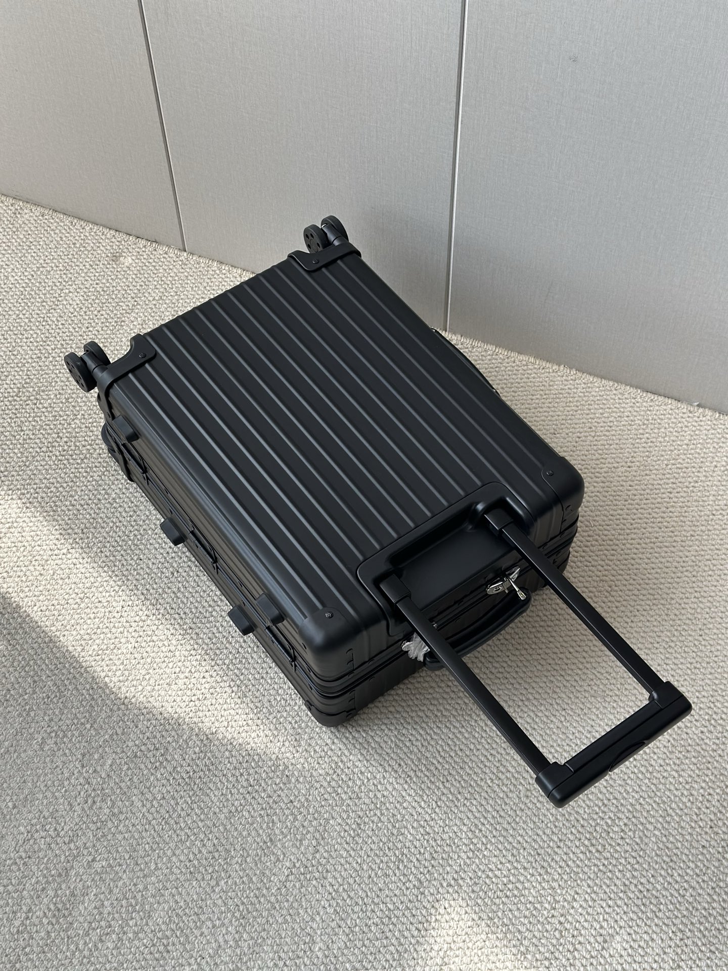 Bagsaaa R1m0wa Classic Cabin aluminum carry-on suitcase black - 55cm
