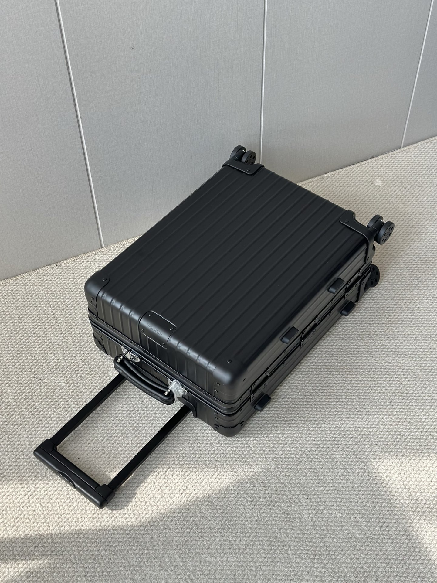 Bagsaaa R1m0wa Classic Cabin aluminum carry-on suitcase black - 55cm