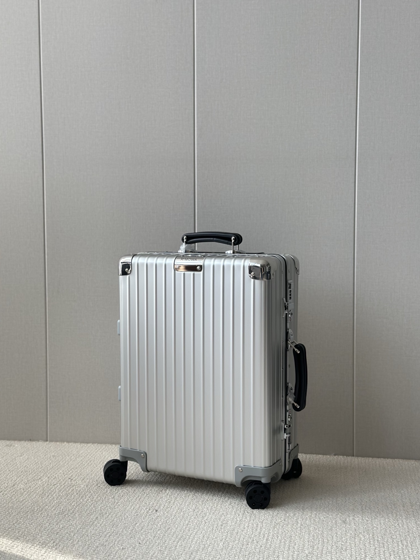 Bagsaaa R1m0wa Classic Cabin aluminum carry-on suitcase silver - 55cm