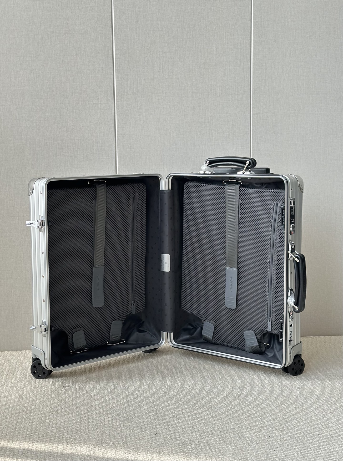 Bagsaaa R1m0wa Classic Cabin aluminum carry-on suitcase silver - 55cm